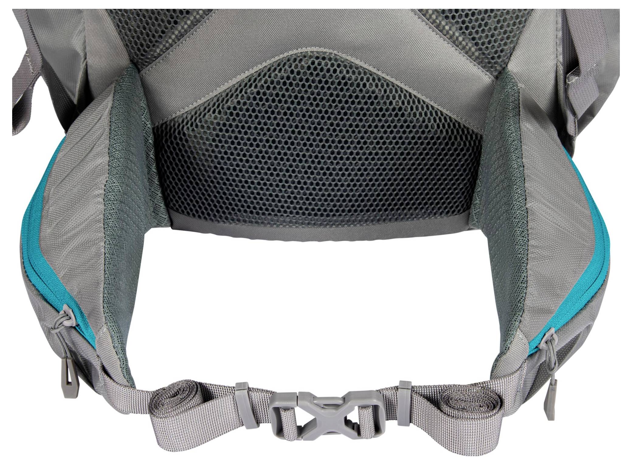 Eine Nahaufnahme einer schwarzen Wasserflasche in der seitlichen Netztasche eines grau und schwarzen Rucksacks, die einen praktischen Tragegriff zeigt.