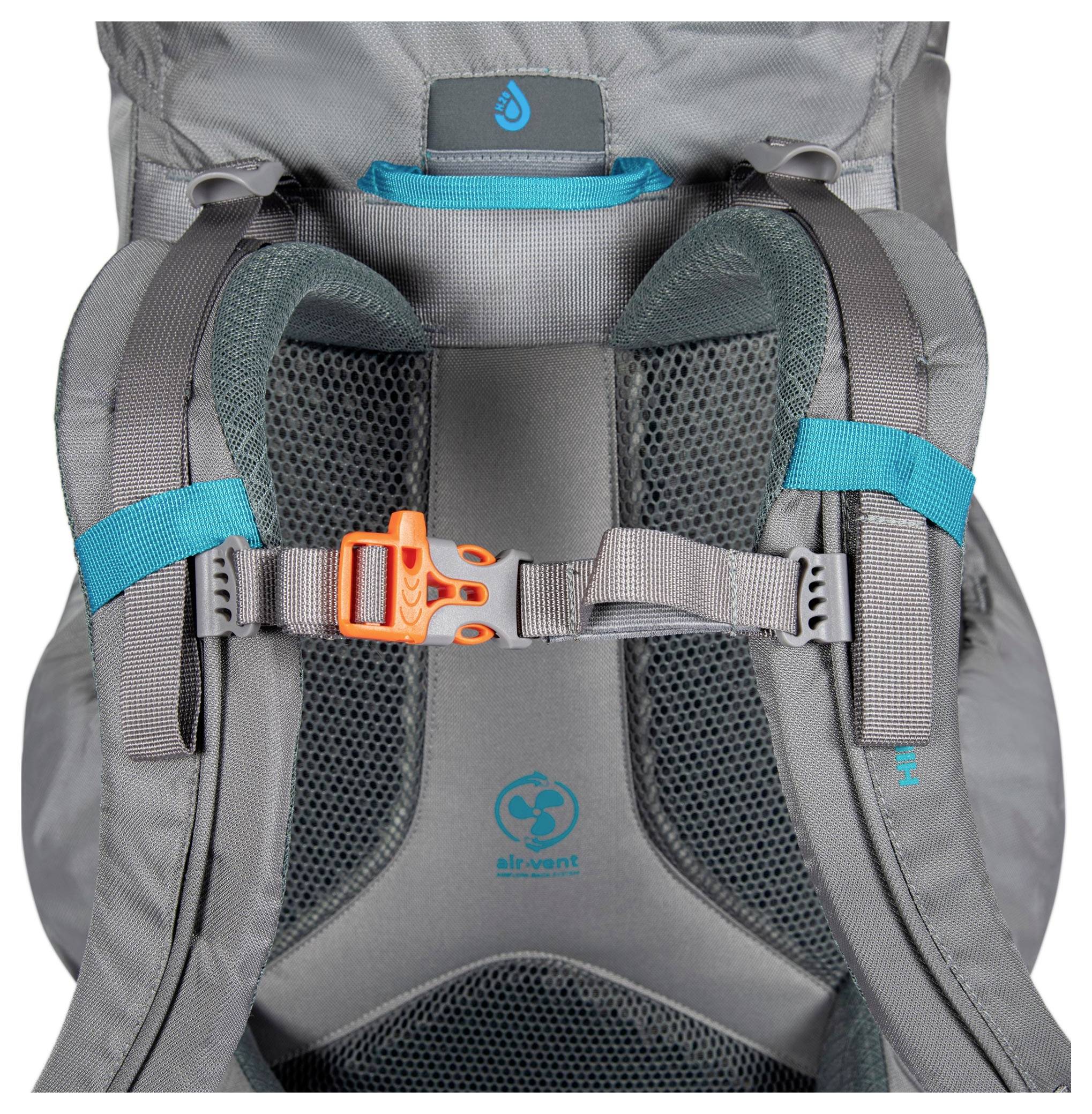 Nahaufnahme eines grauen Rucksacks, der seine verstellbaren Schultergurte mit Teal-Akzenten und einer orangefarbenen Schnalle zur sicheren Befestigung zeigt.