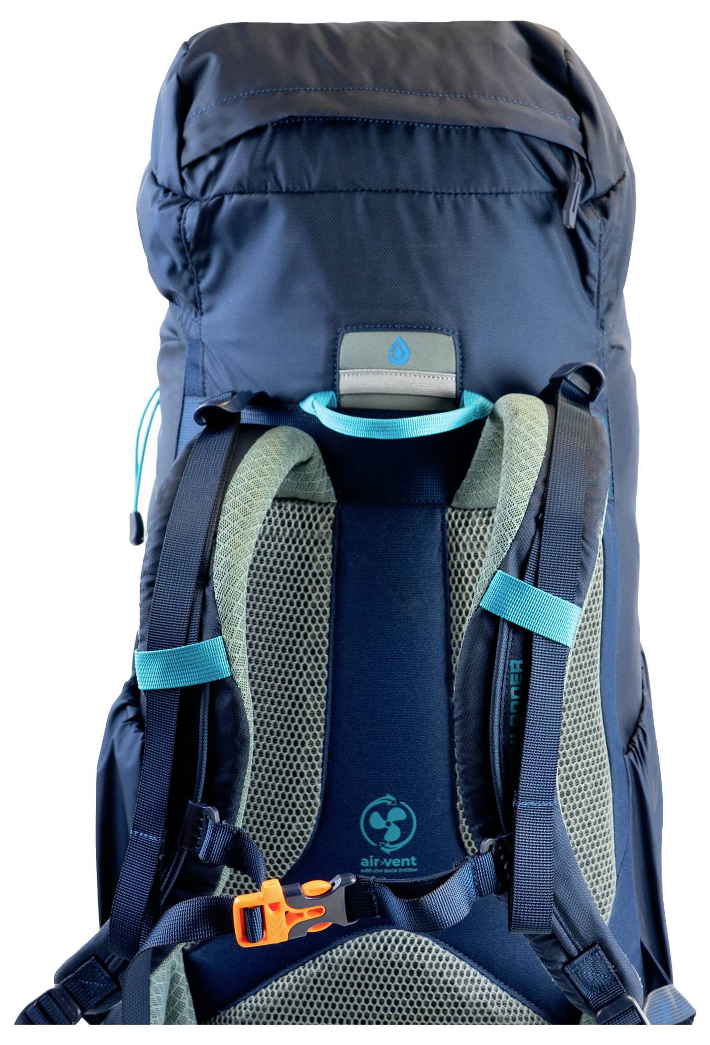 Ein dunkelblauer Wanderrucksack mit verstellbaren gepolsterten Trägern, Netzfutter für Belüftung und einer leuchtend orangefarbenen Schnalle für sichere Befestigung.