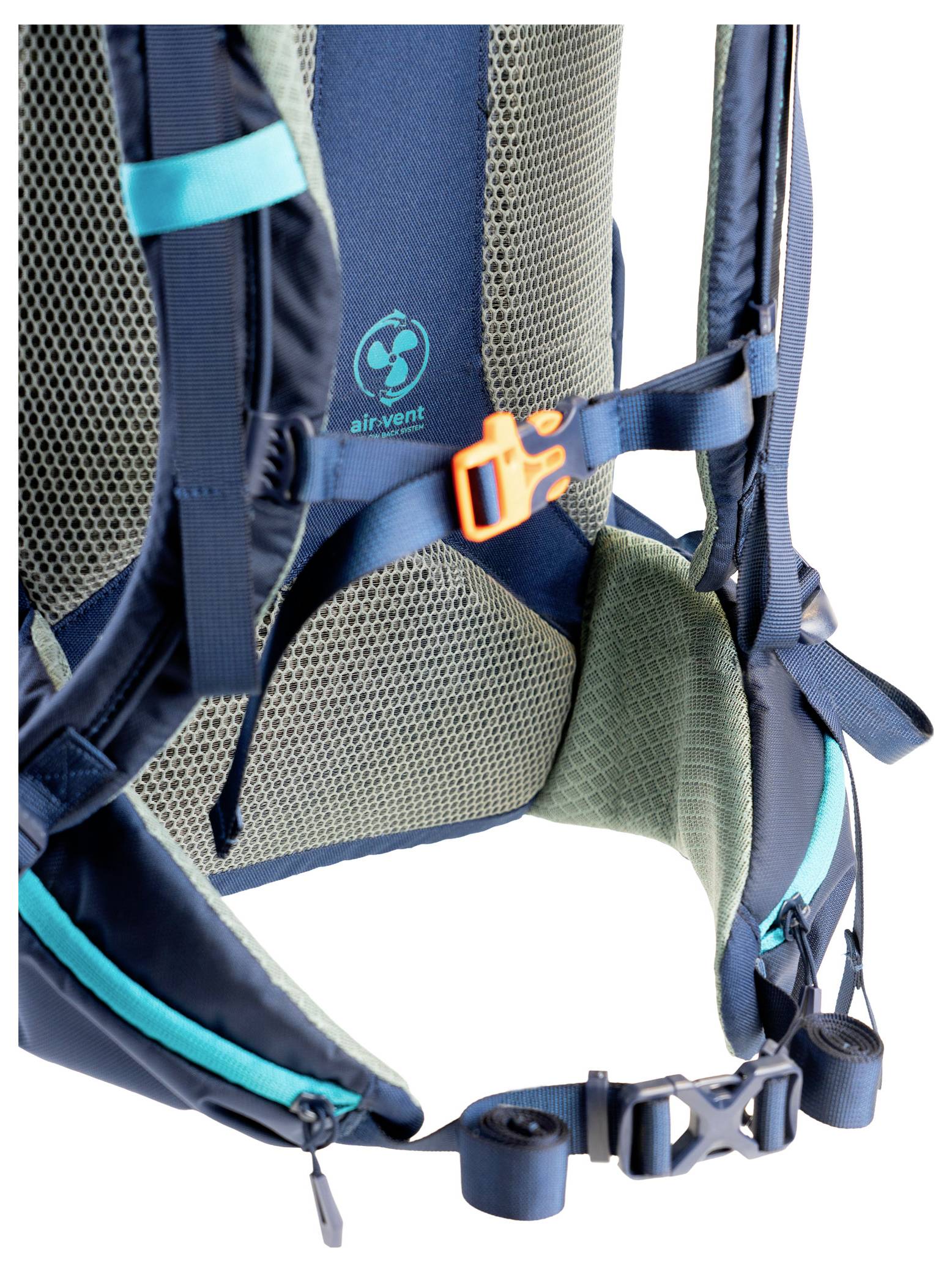 Eine Nahaufnahme der Rückseite eines Rucksacks mit einem Mesh-Design zur Belüftung, gepolsterten Schultergurten und einer orangefarbenen Brustschnalle.