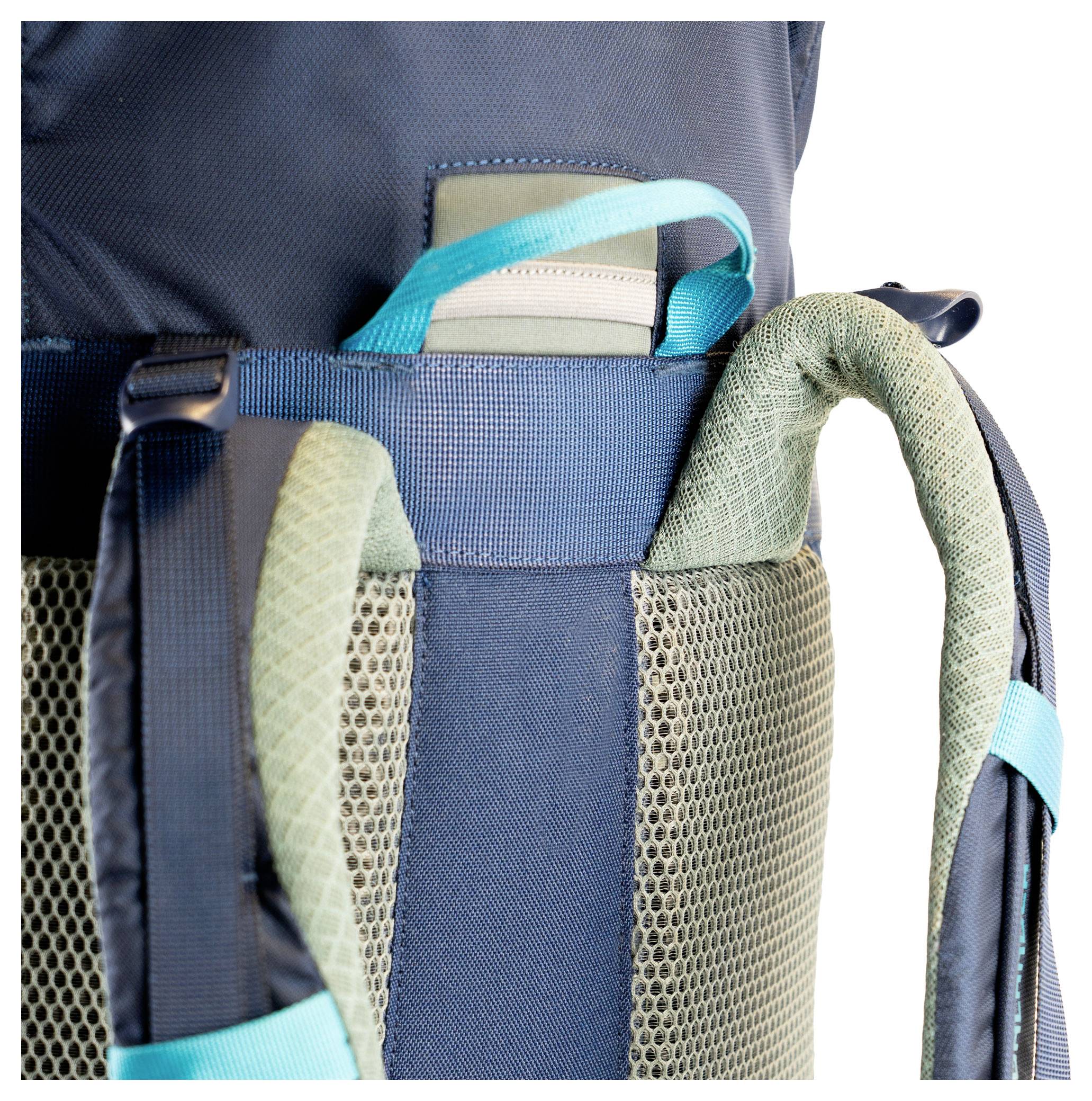 Eine Nahaufnahme eines Rucksacks, die gepolsterte Schultergurte und einen blauen oberen Griff zeigt und die Komfortmerkmale des Designs hervorhebt.