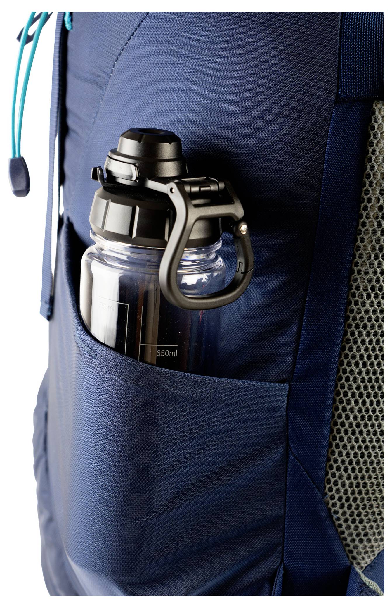 Eine Nahaufnahme einer dunkelblaunen Rucksacktasche mit einer transparenten Wasserflasche mit schwarzem Deckel und Karabiner, die deren Tragbarkeit hervorhebt.