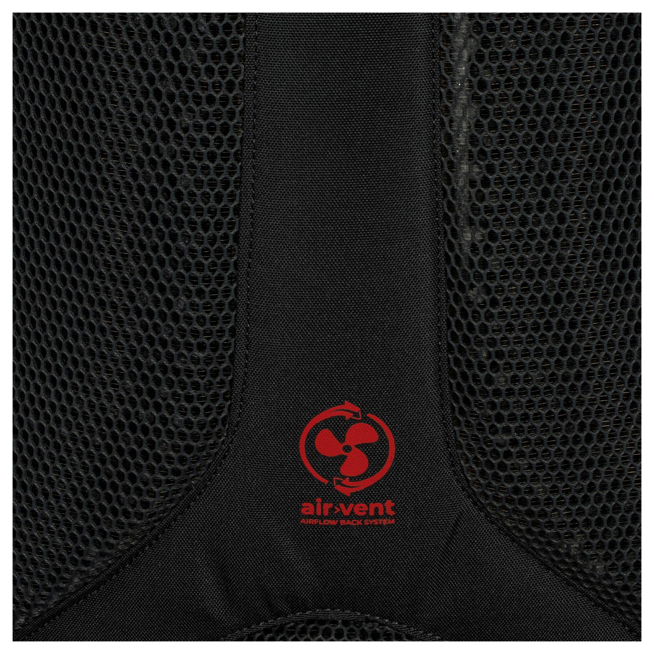 Das Bild zeigt die Netzrückplatte eines Rucksacks mit einem roten Logo, das mit „air-vent airflow back system