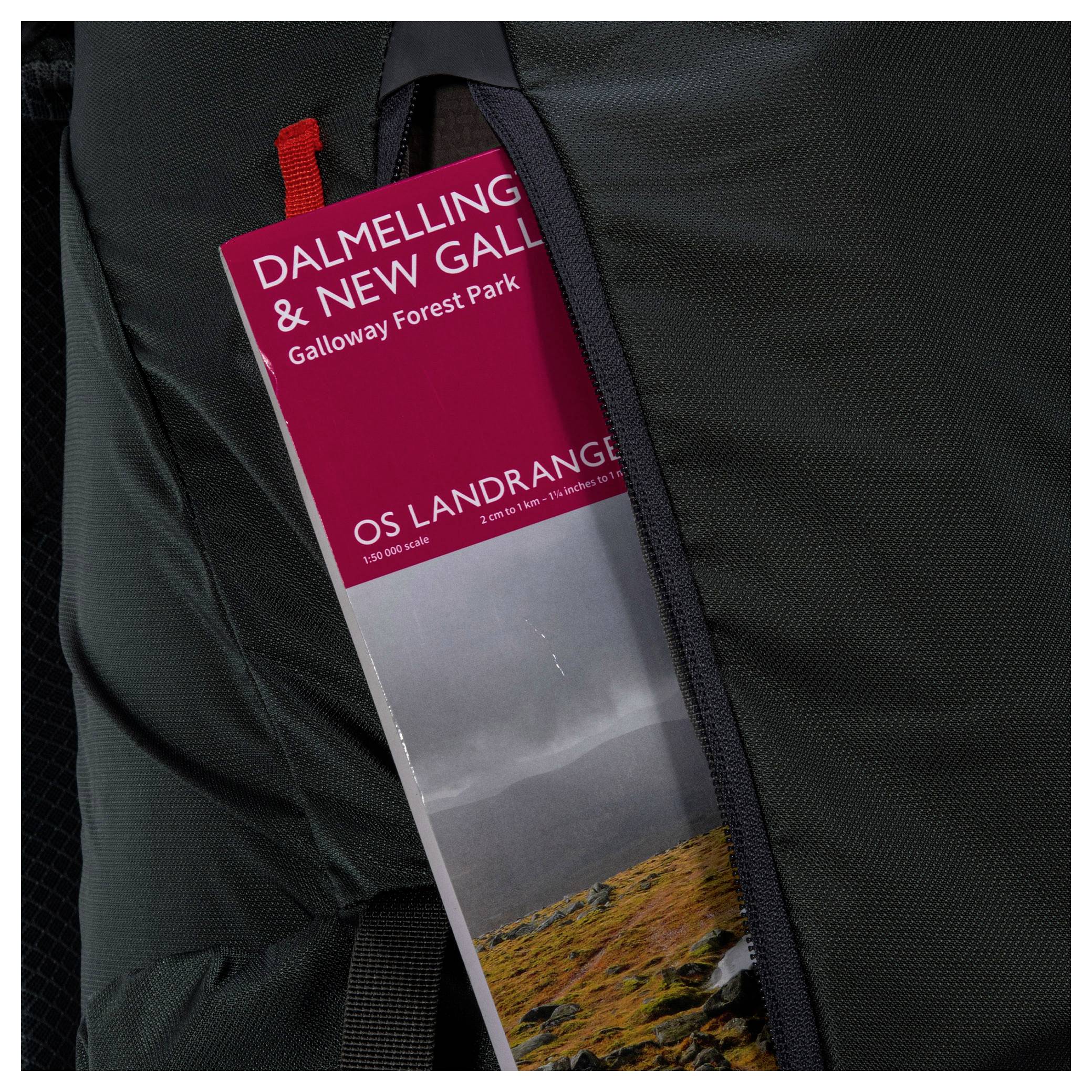 „Nahaufnahme des Reißverschlusses eines Schlafsacks mit dem Markenetikett „Highlander