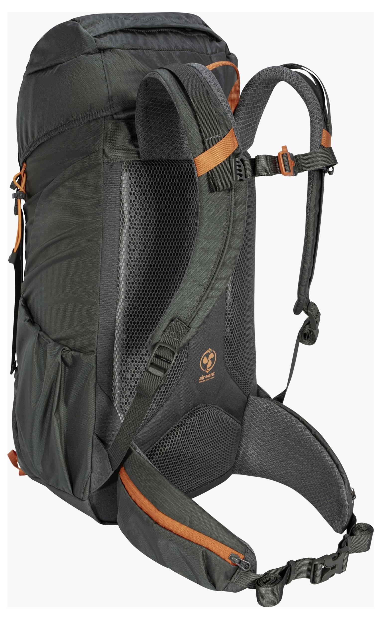 Ein dunkelgrauer Wanderrucksack mit orangefarbenen Akzenten, ausgestattet mit verstellbaren gepolsterten Trägern und einem Netzrücken für Belüftung, wird aufrecht dargestellt.
