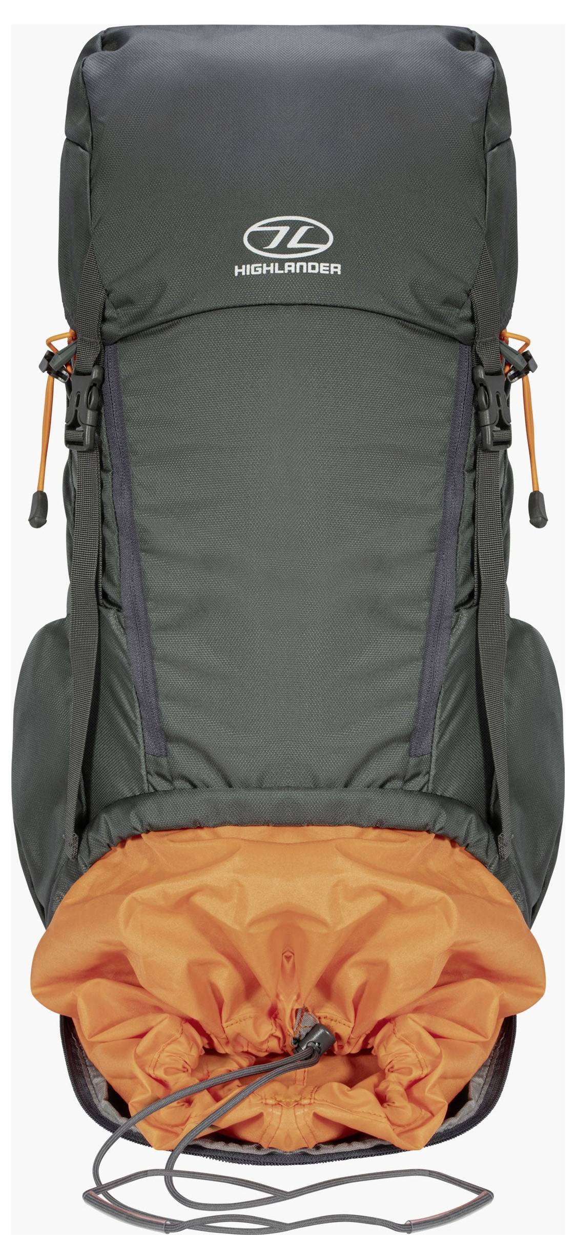 Ein dunkelgrauer und orangefarbener Rucksack mit orangefarbener Zugschnur, mit dem „Highlander