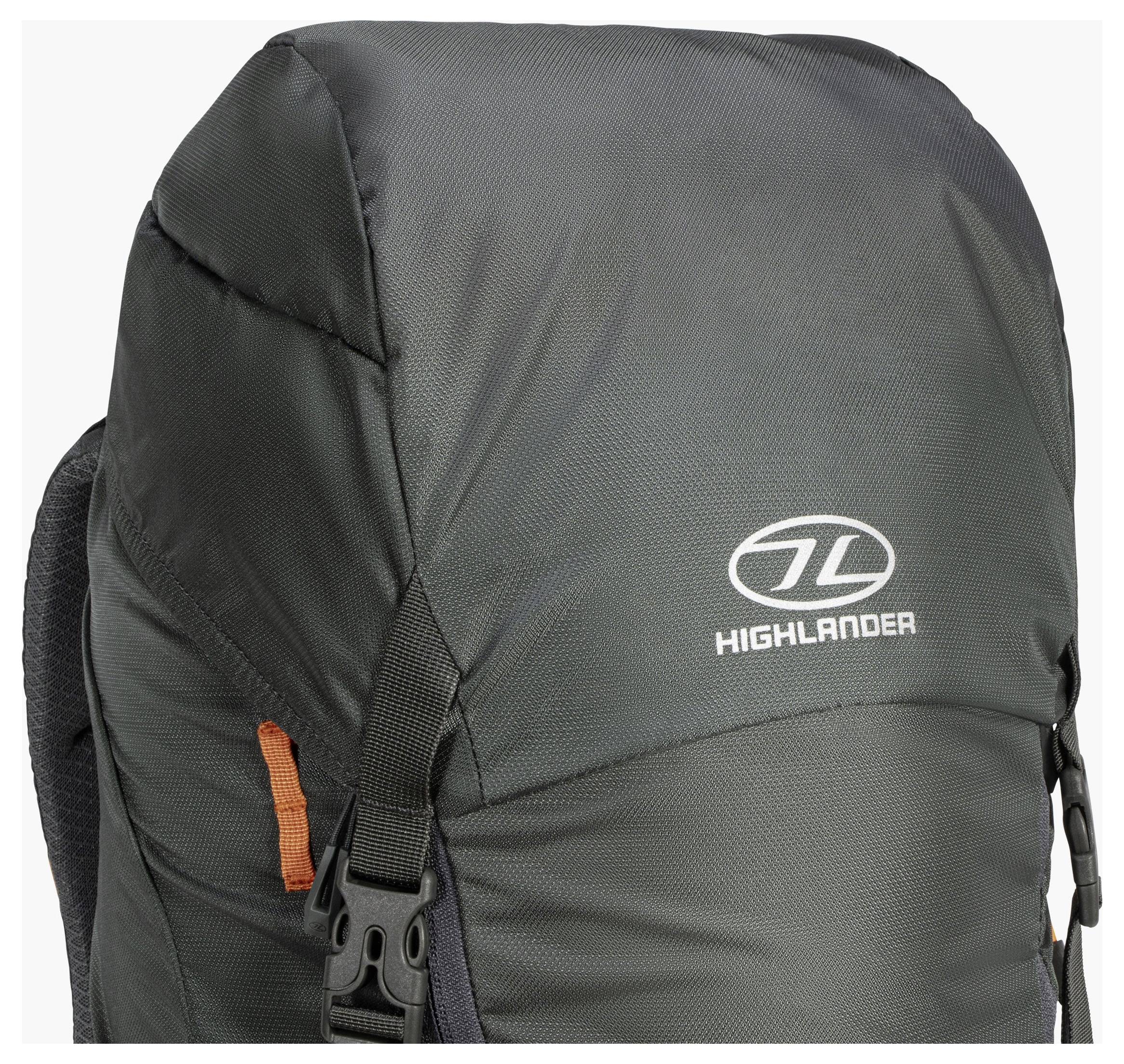 Ein großer blauer Wanderrucksack mit orangenen Akzenten, ausgestattet mit mehreren Fächern und Riemen, konzipiert für Outdoor-Aktivitäten.