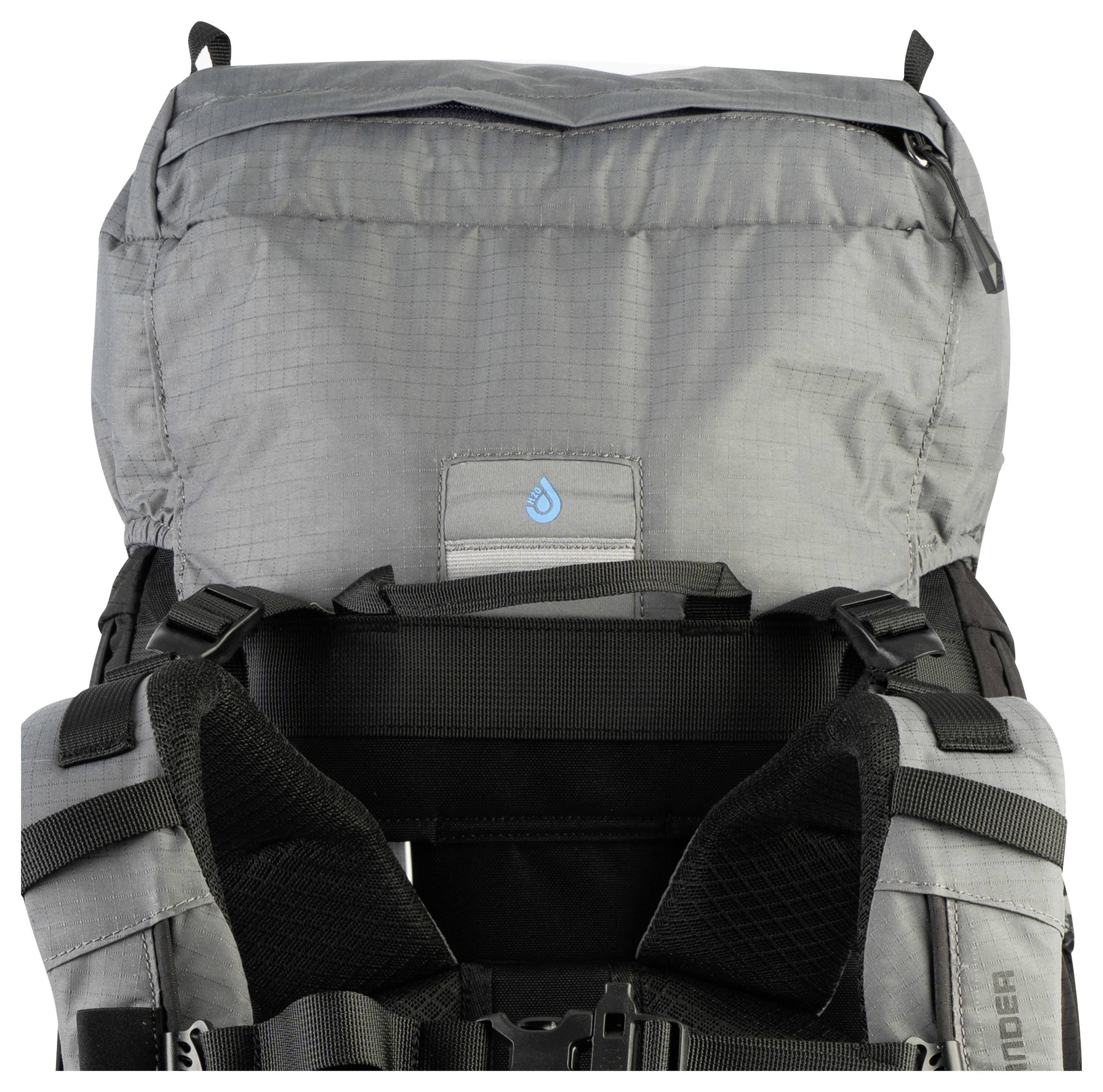 Ein grauer Wander-Rucksack mit verstellbaren schwarzen Trägern und einem kleinen blauen Logo oben, von hinten gezeigt.