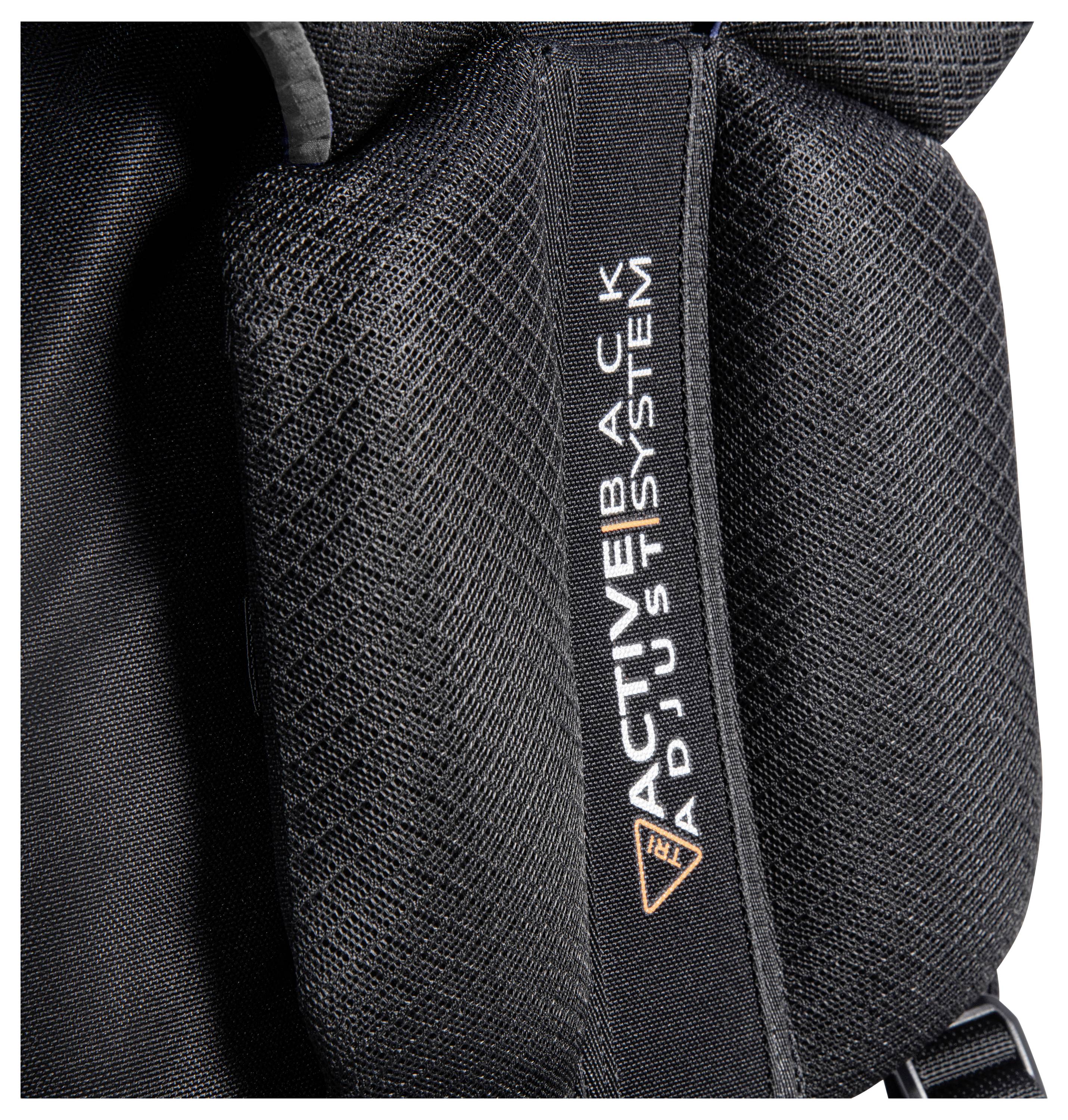 Nahaufnahme eines Rucksackgurts mit einer strukturierten schwarzen Oberfläche und den Worten „Active Back Adjust System