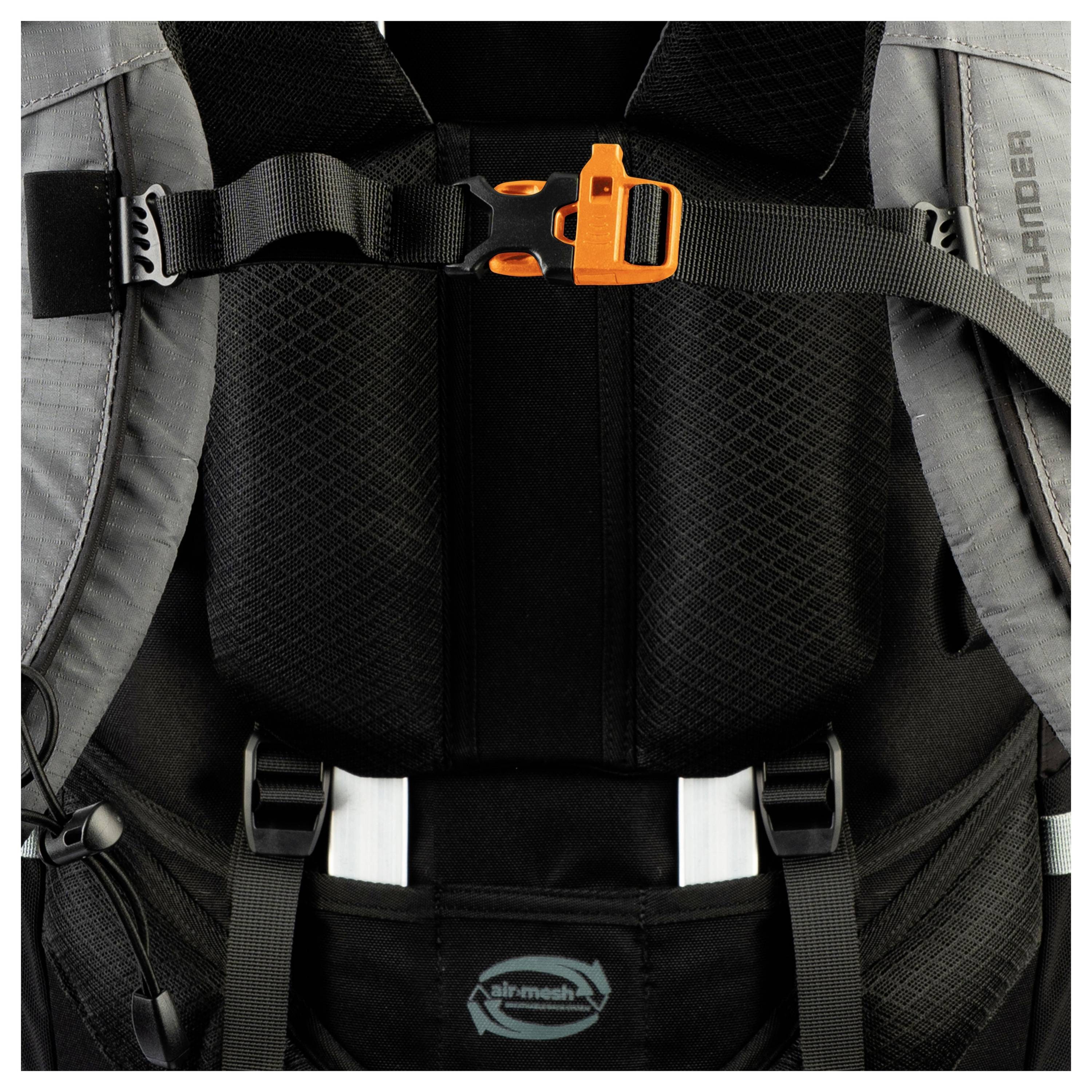 Eine Nahaufnahme eines blauen Rucksacks mit einer Seitentasche und einem verstellbaren Riemen, der eine transparente Wasserflasche mit schwarzem Deckel hält.