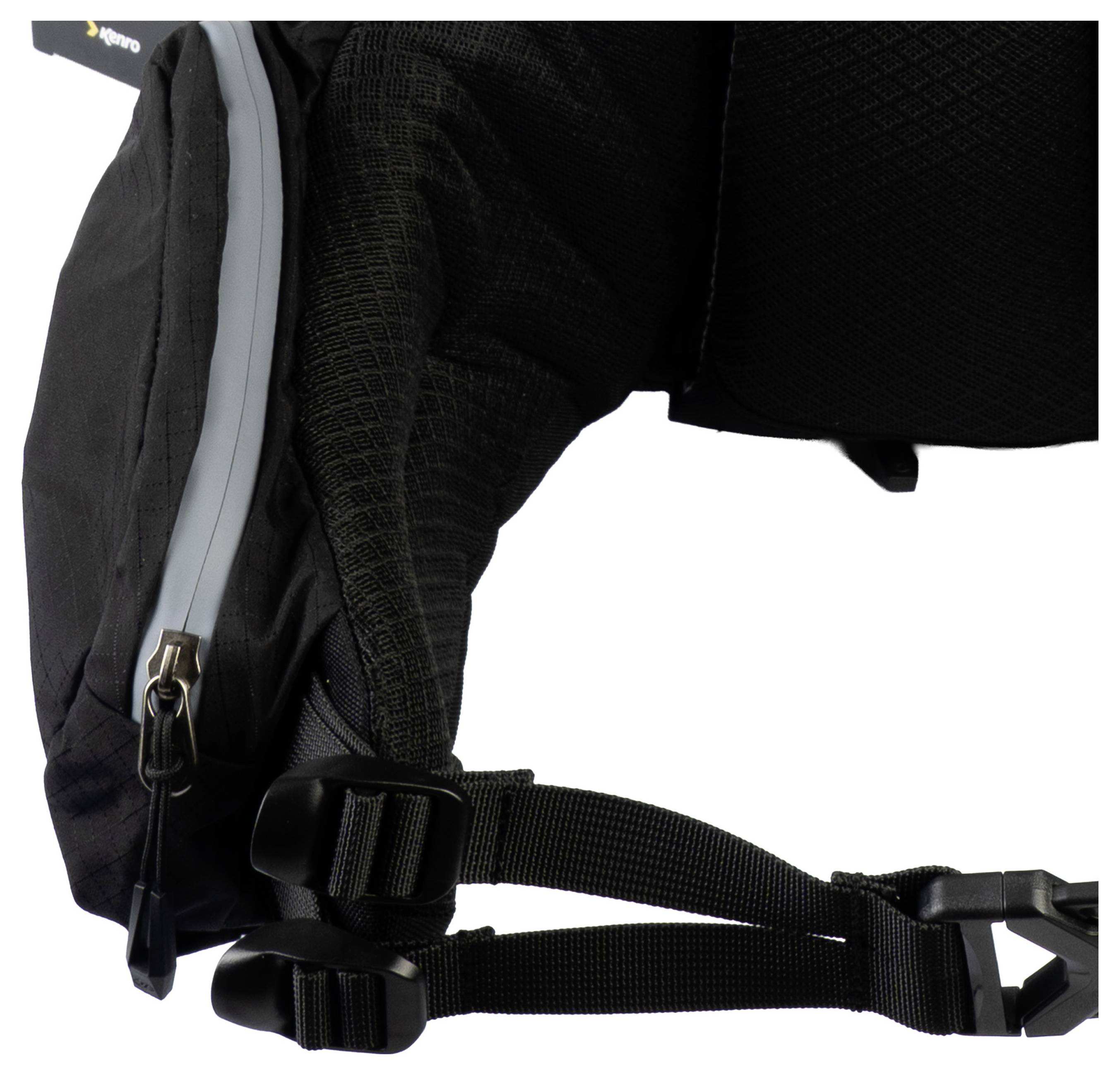 Eine Nahaufnahme eines blaugrünen Rucksacks, die das strukturierte Gewebe und die Reißverschlusstasche mit Kordelzugdetail zeigt.