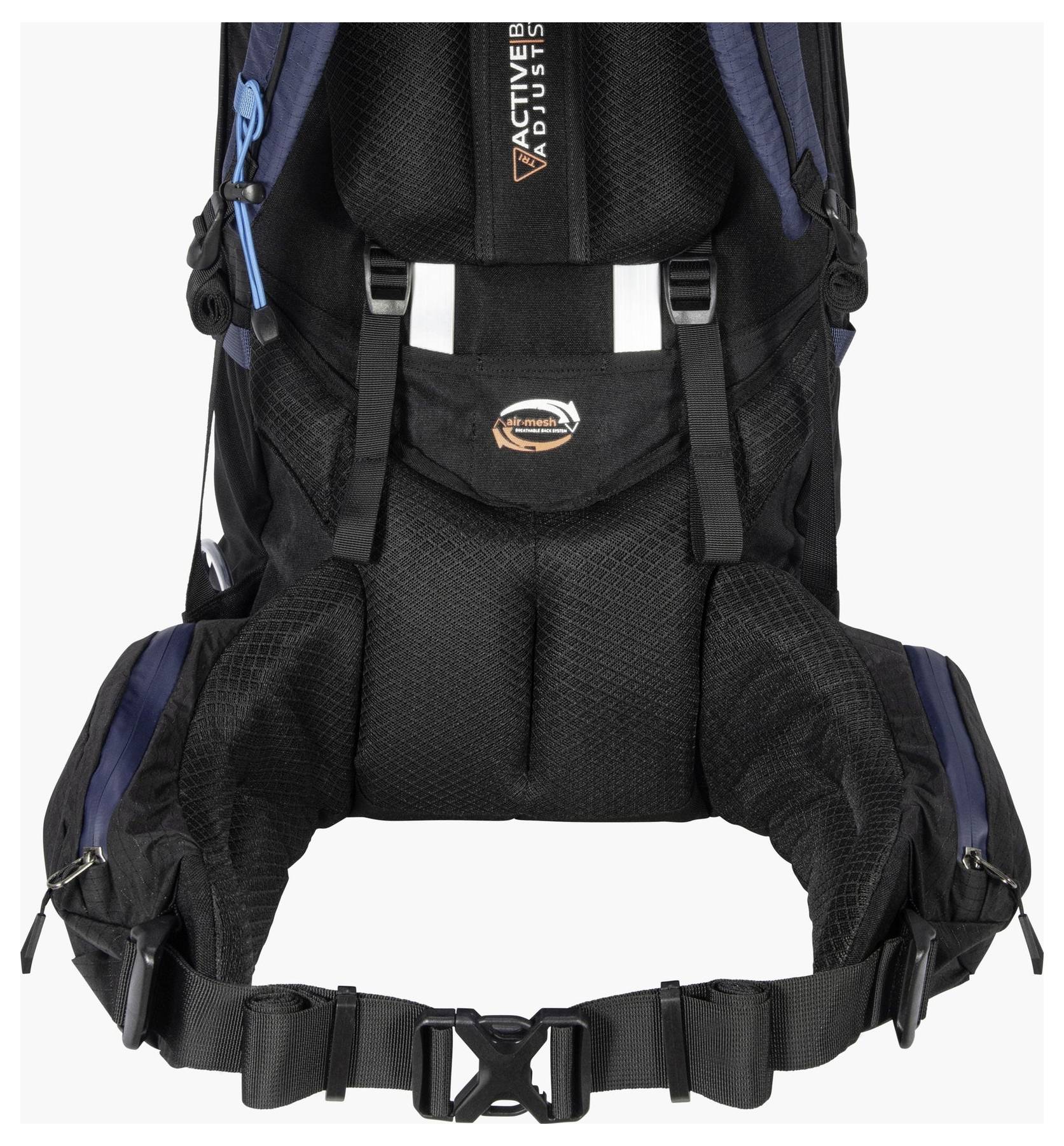 Eine Nahaufnahme der Rückseite eines schwarzblauen Rucksacks, die gepolsterte Riemen und einen Hüftgurt mit Clips zeigt, die für Komfort und Unterstützung konzipiert sind.