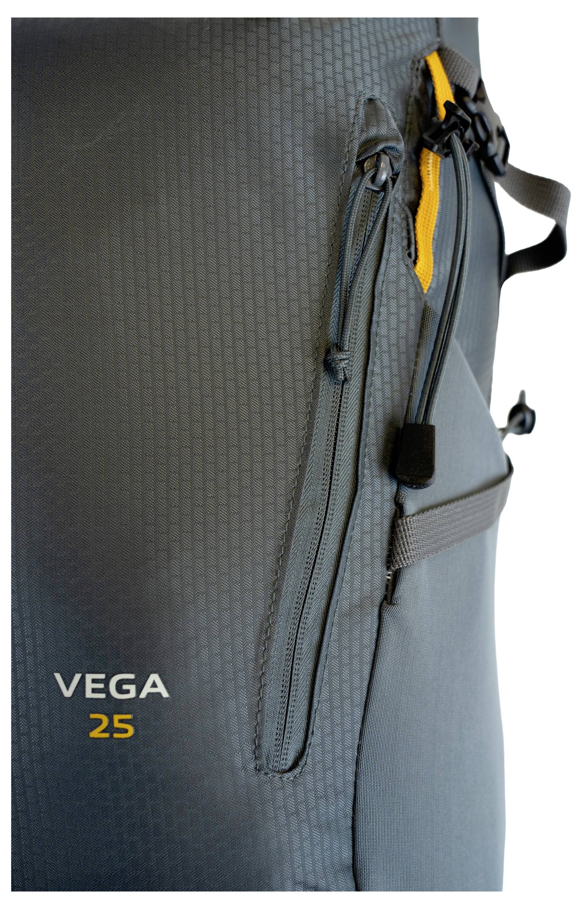 Ein grauer Rucksack mit der Aufschrift „VEGA 25