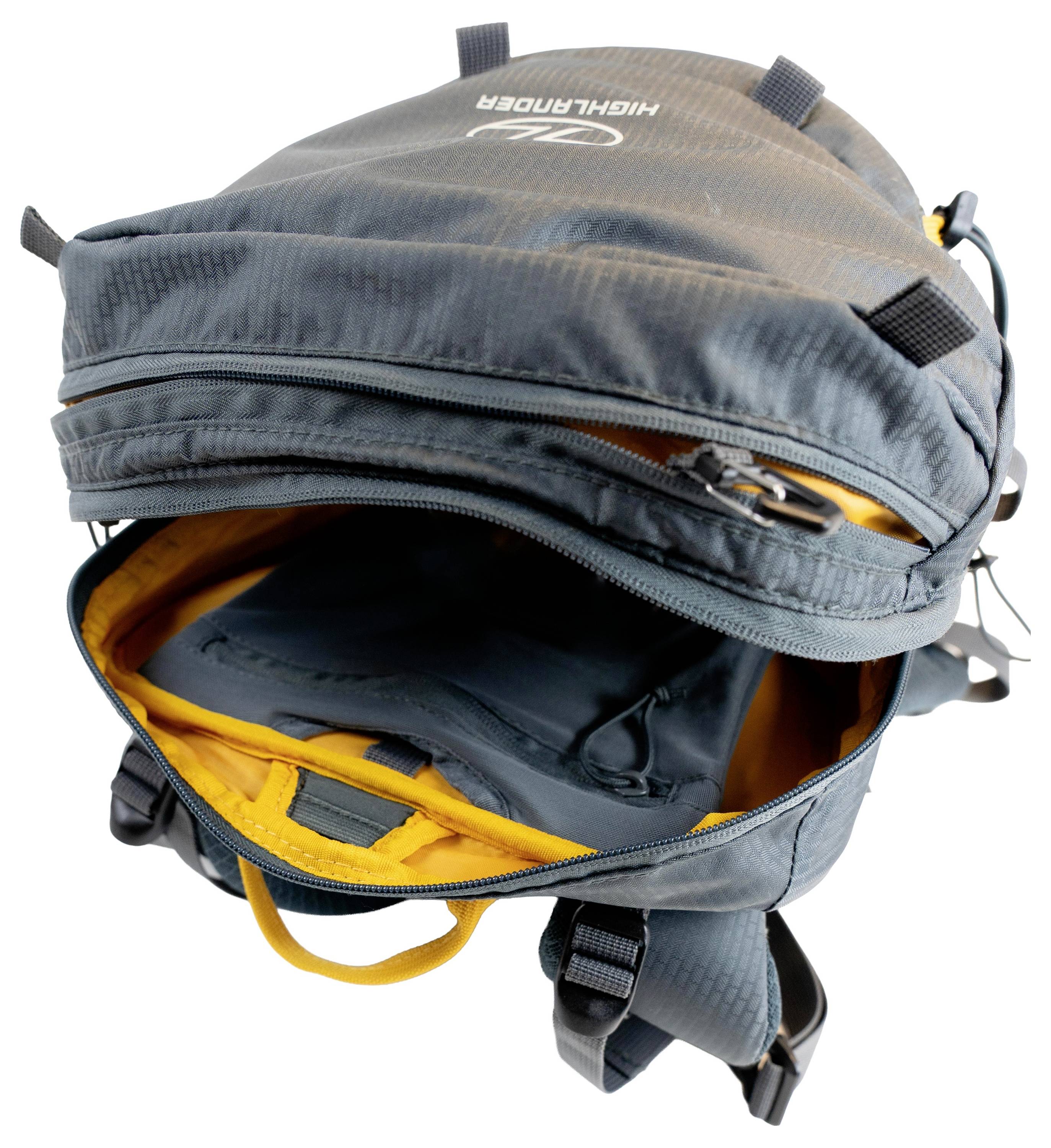 Ein blauer Rucksack mit einem teilweise offenen oberen Fach, das ein leuchtend gelbes Inneres zeigt, mehrere Reißverschlüsse und verstellbare Schultergurte.