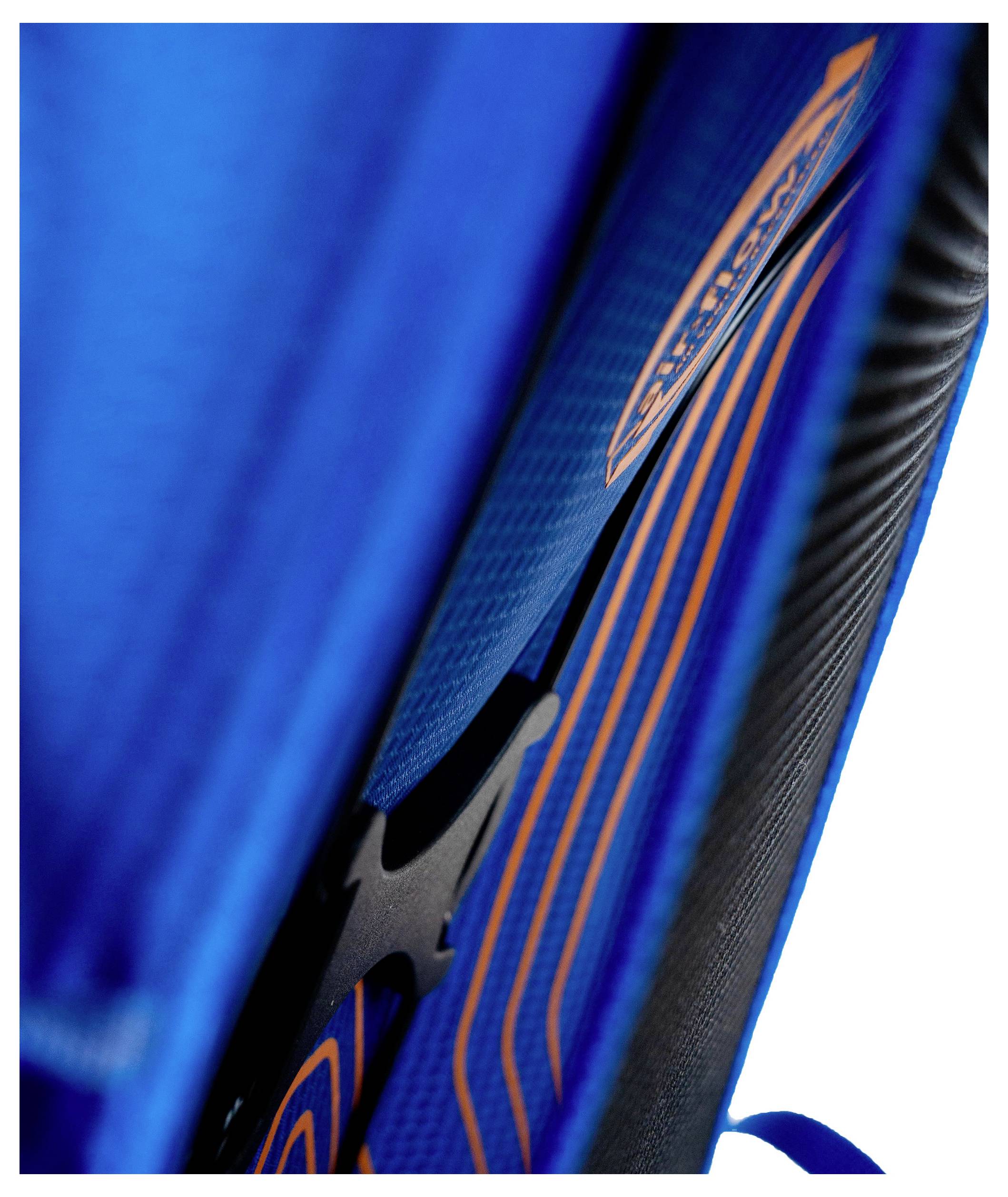 Eine orangefarbene wasserdichte Rucksackschutzhülle mit 