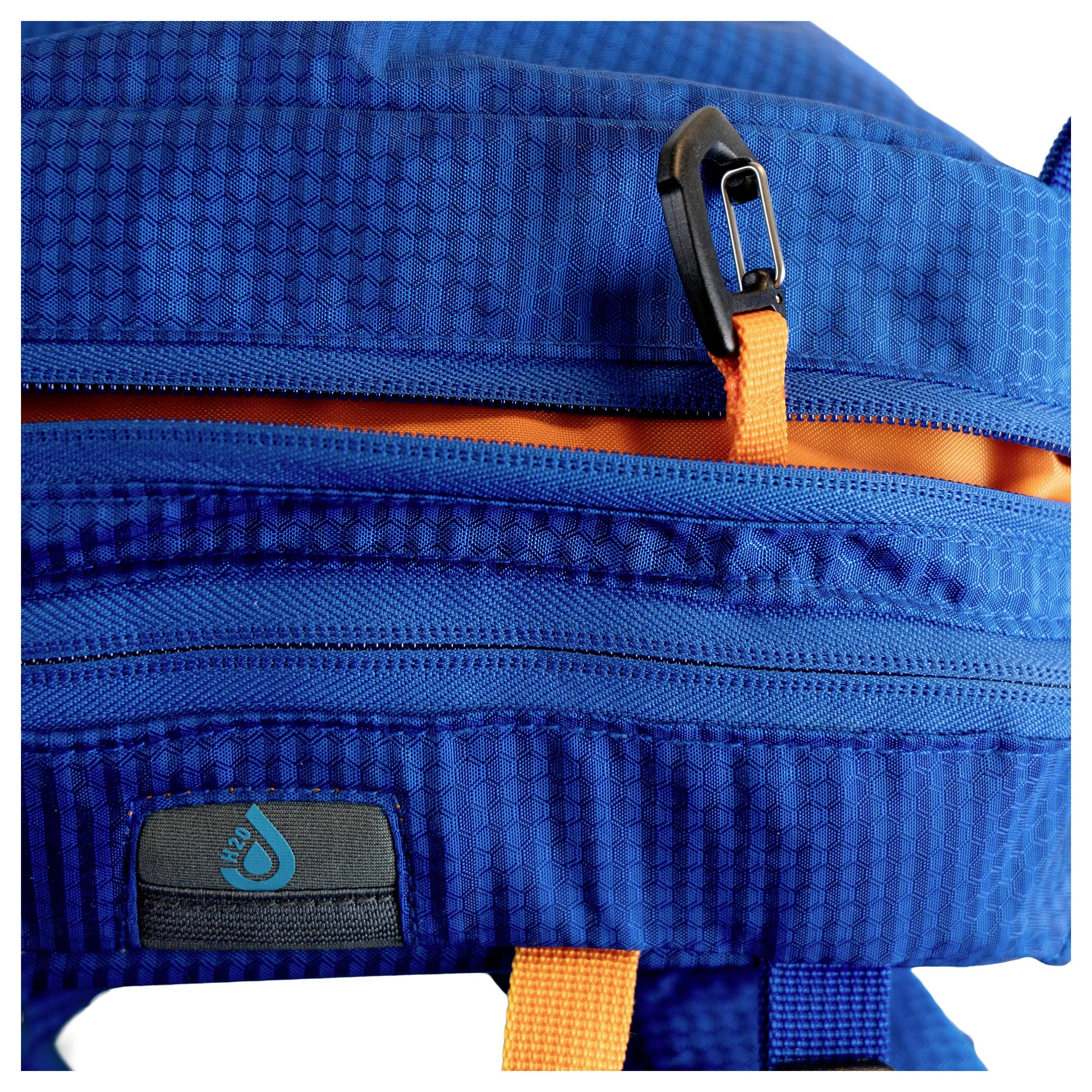 Eine Nahaufnahme eines blauen Rucksacks mit orangefarbenen Akzenten, die Reißverschlüsse, einen Griff und ein Logo mit Wassertropfen-Design zeigt.