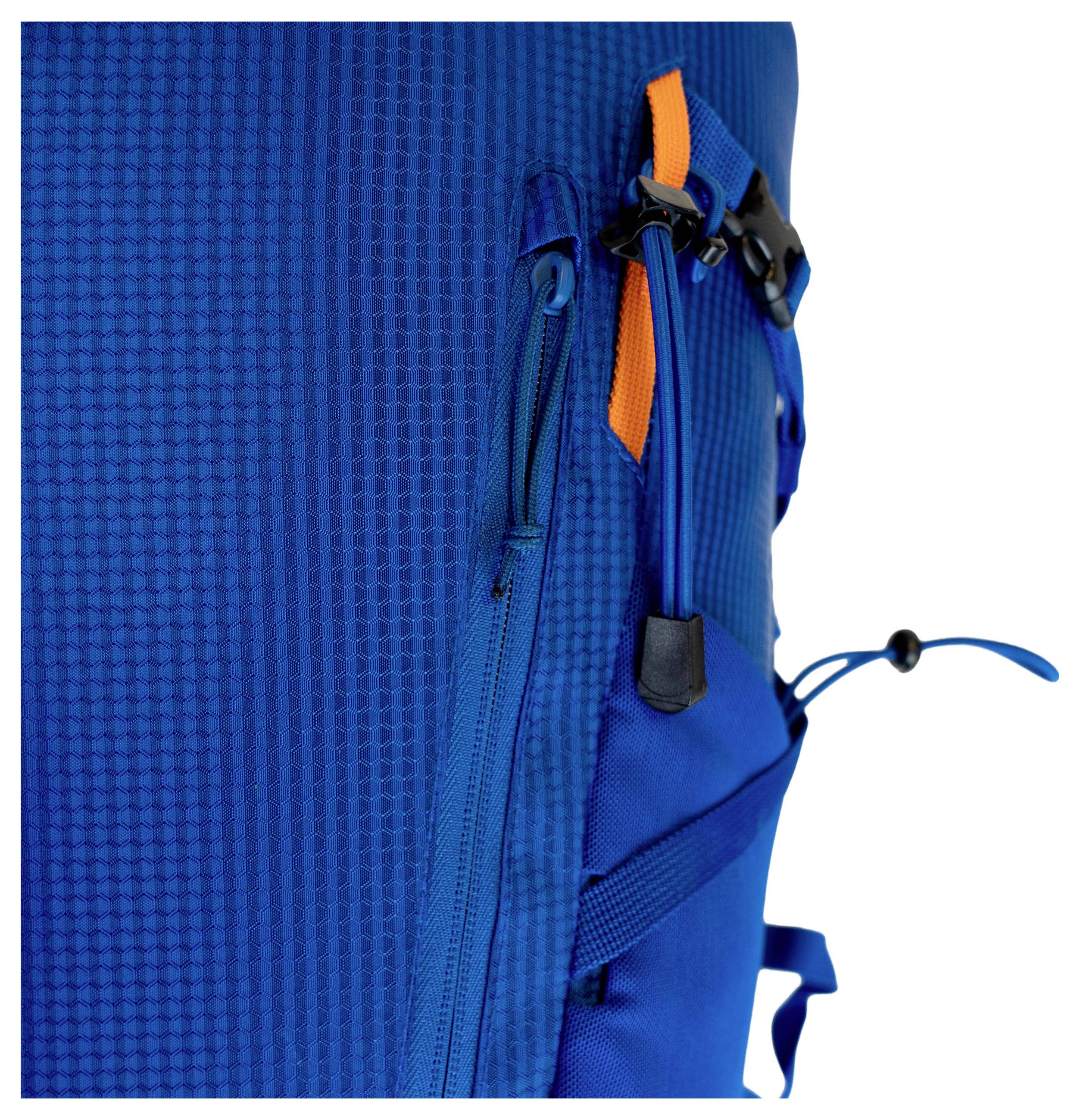 Nahaufnahme eines blauen Rucksacks mit Fokus auf eine Seitentasche mit orangefarbenem Reißverschlusszieher, die das Design und die Merkmale der Tasche zeigt.