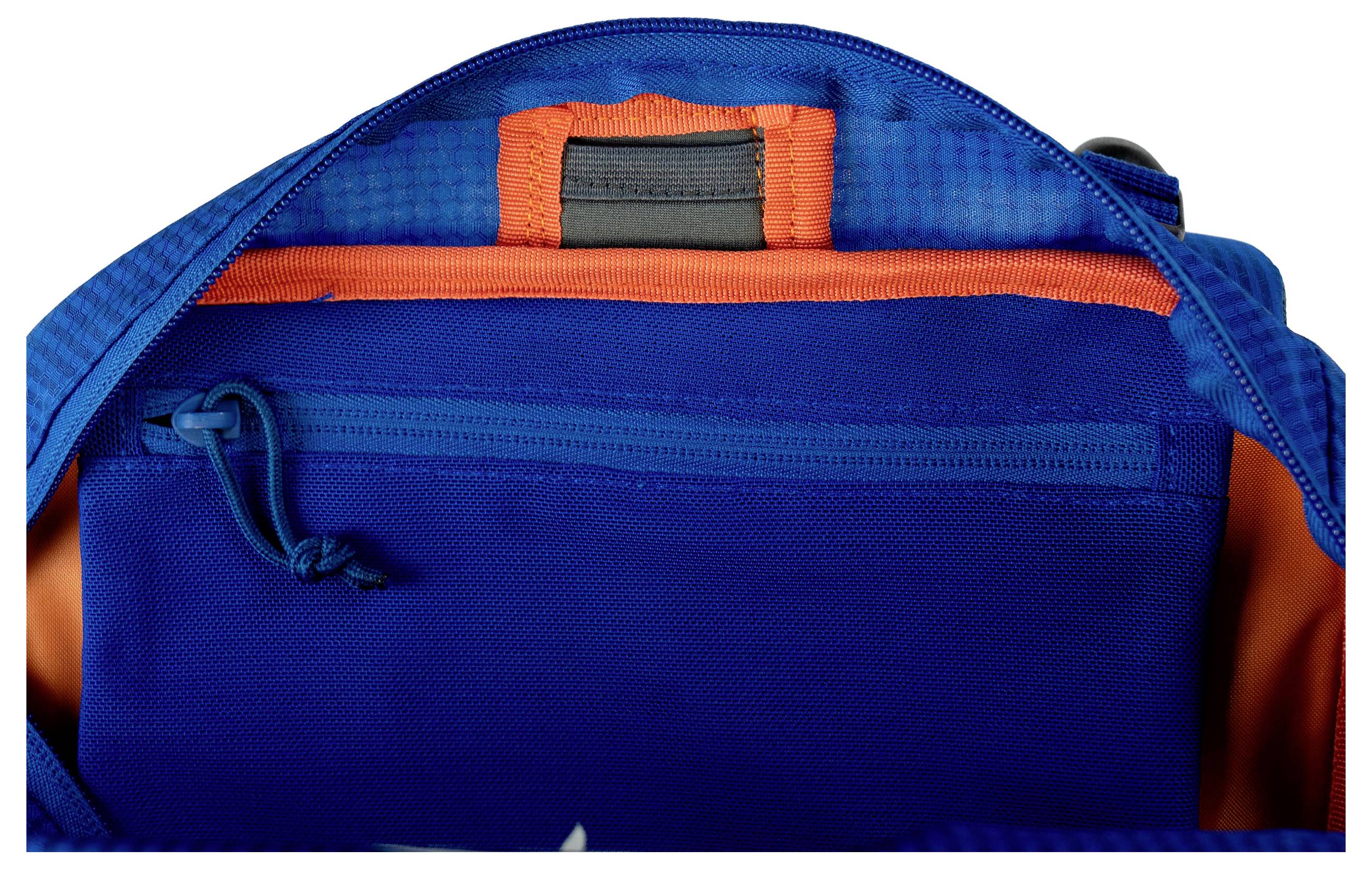 Ein offener blauer Rucksack mit einem inneren Reißverschlussfach und einer orangefarbenen Innenfütterung.