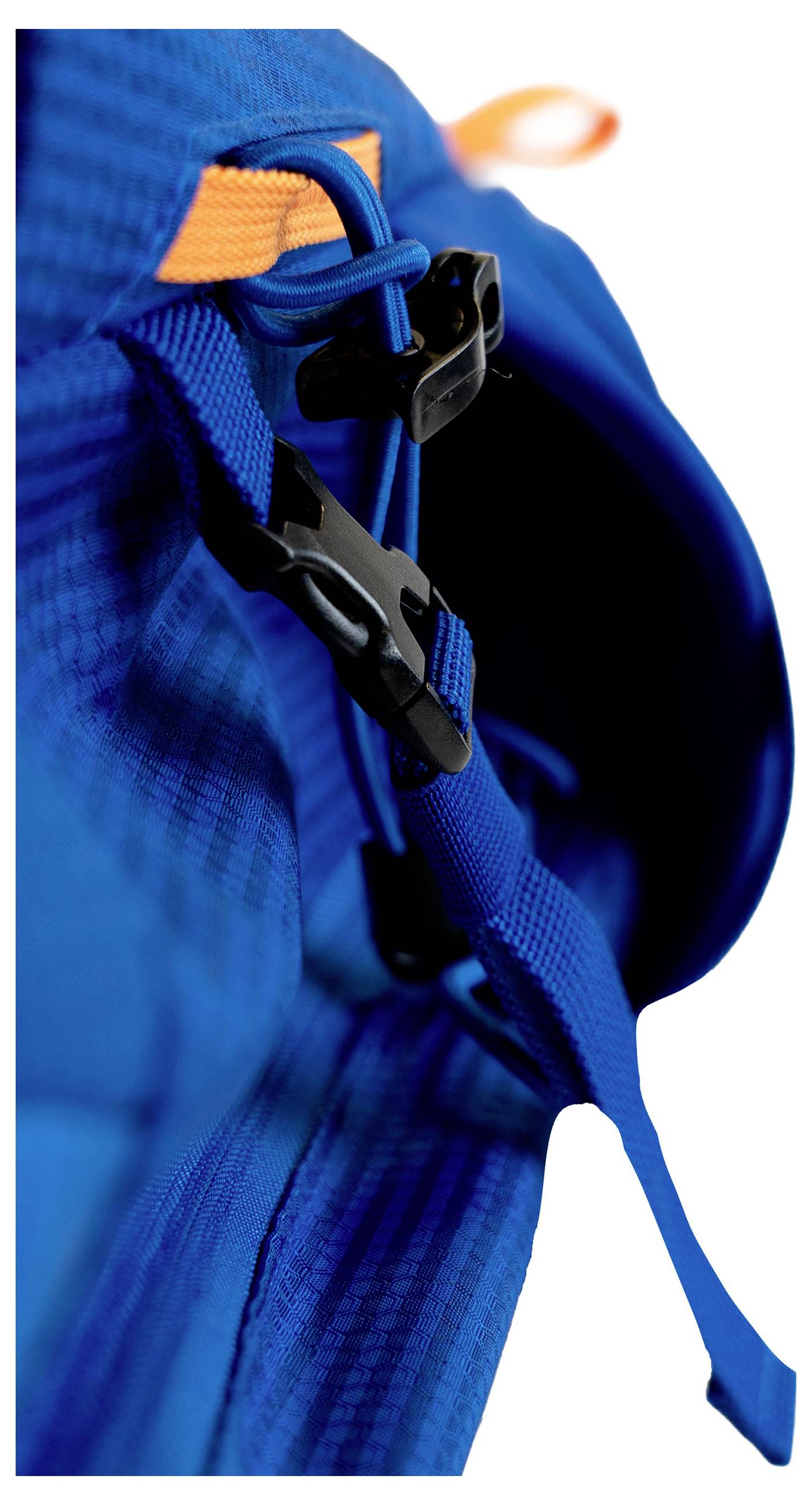 Nahaufnahme des verstellbaren Riemens und Verschlusses eines blauen Rucksacks, mit einer orangefarbenen Schlaufe im Hintergrund.