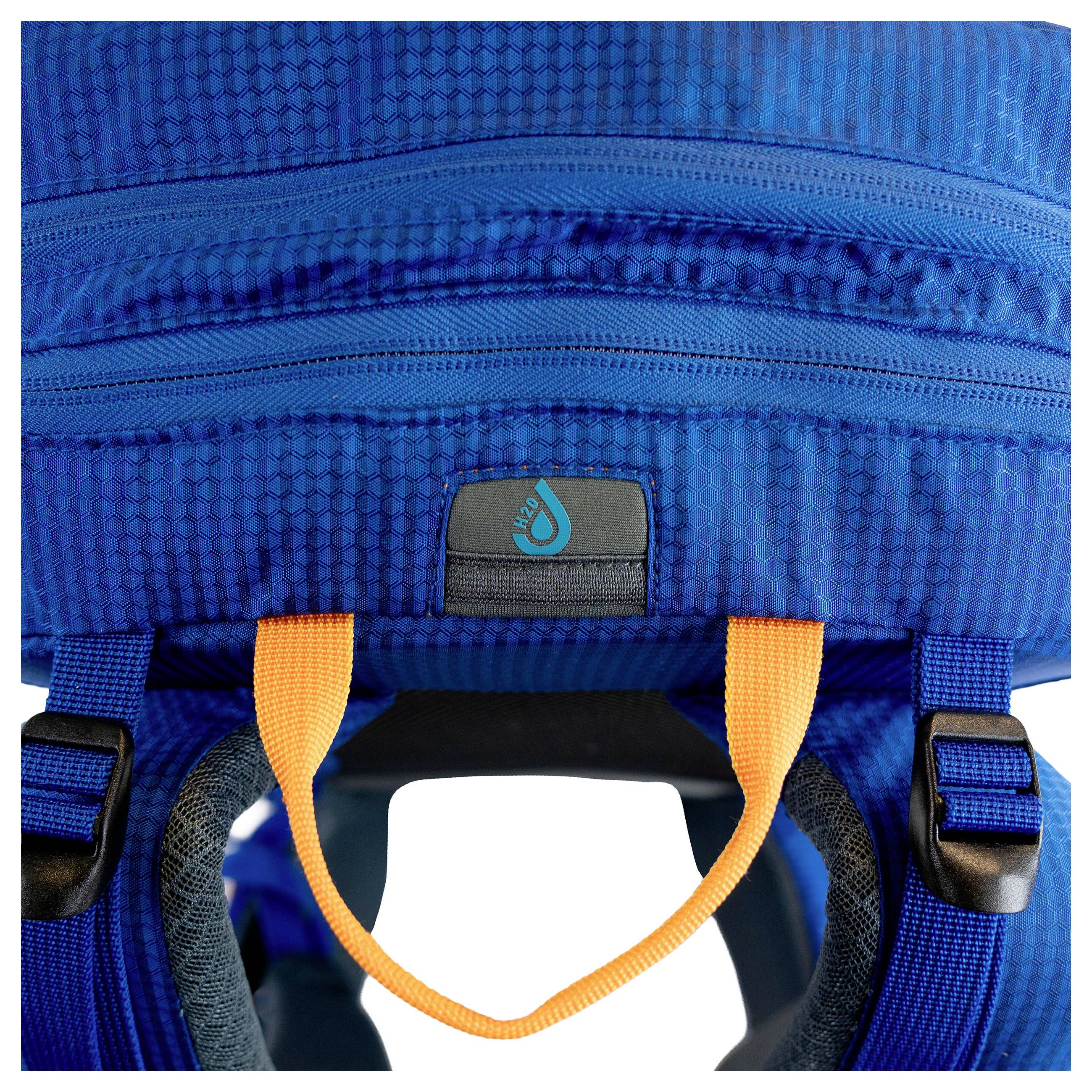 Ein großer grüner Wanderrucksack mit dem Markenlogo und der Aufschrift 