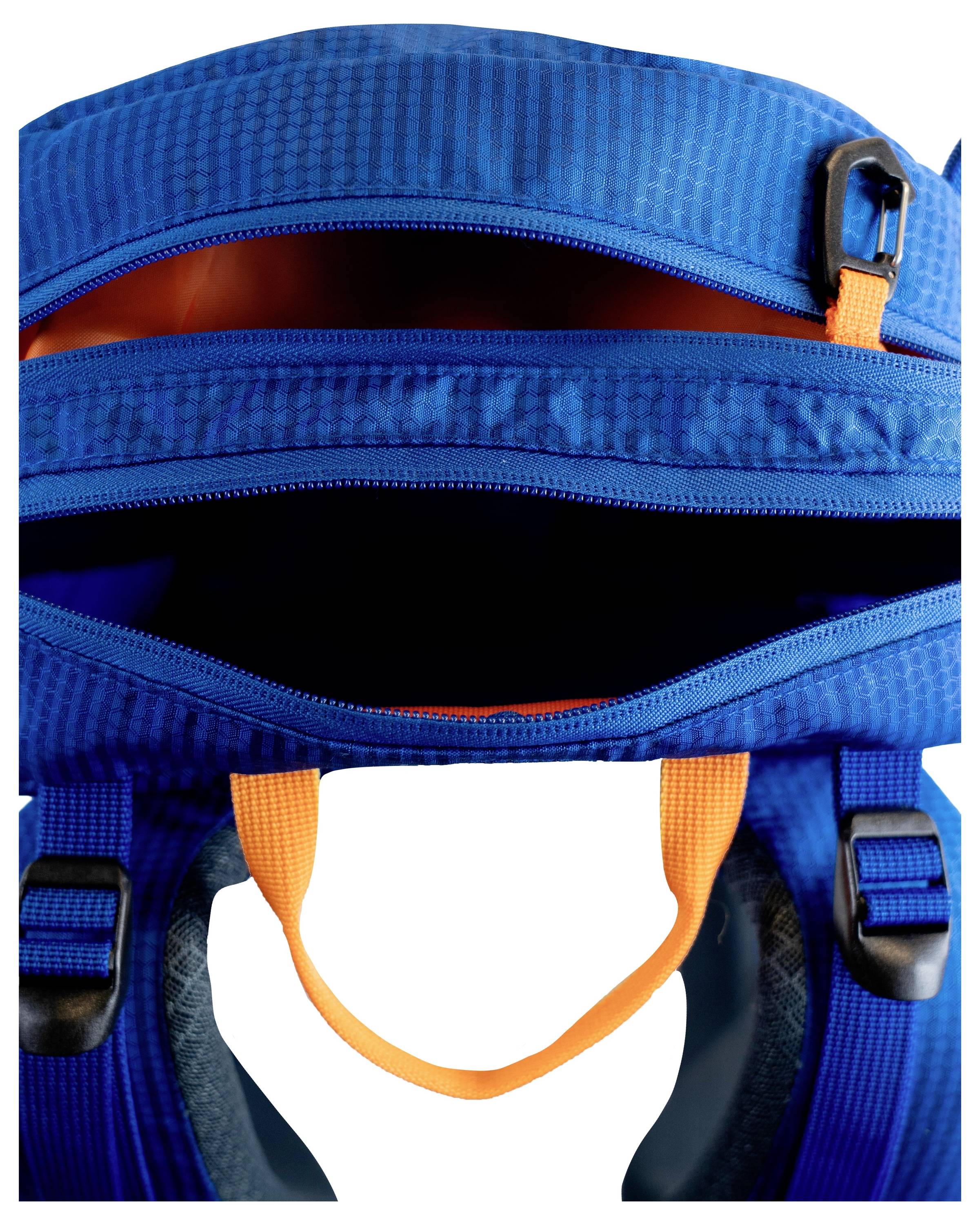 Ein blauer Rucksack mit zwei orangefarbenen Reißverschlüssen und einer vorderen Tasche, der seine Fächer und verstellbaren Riemen zur Schau stellt.