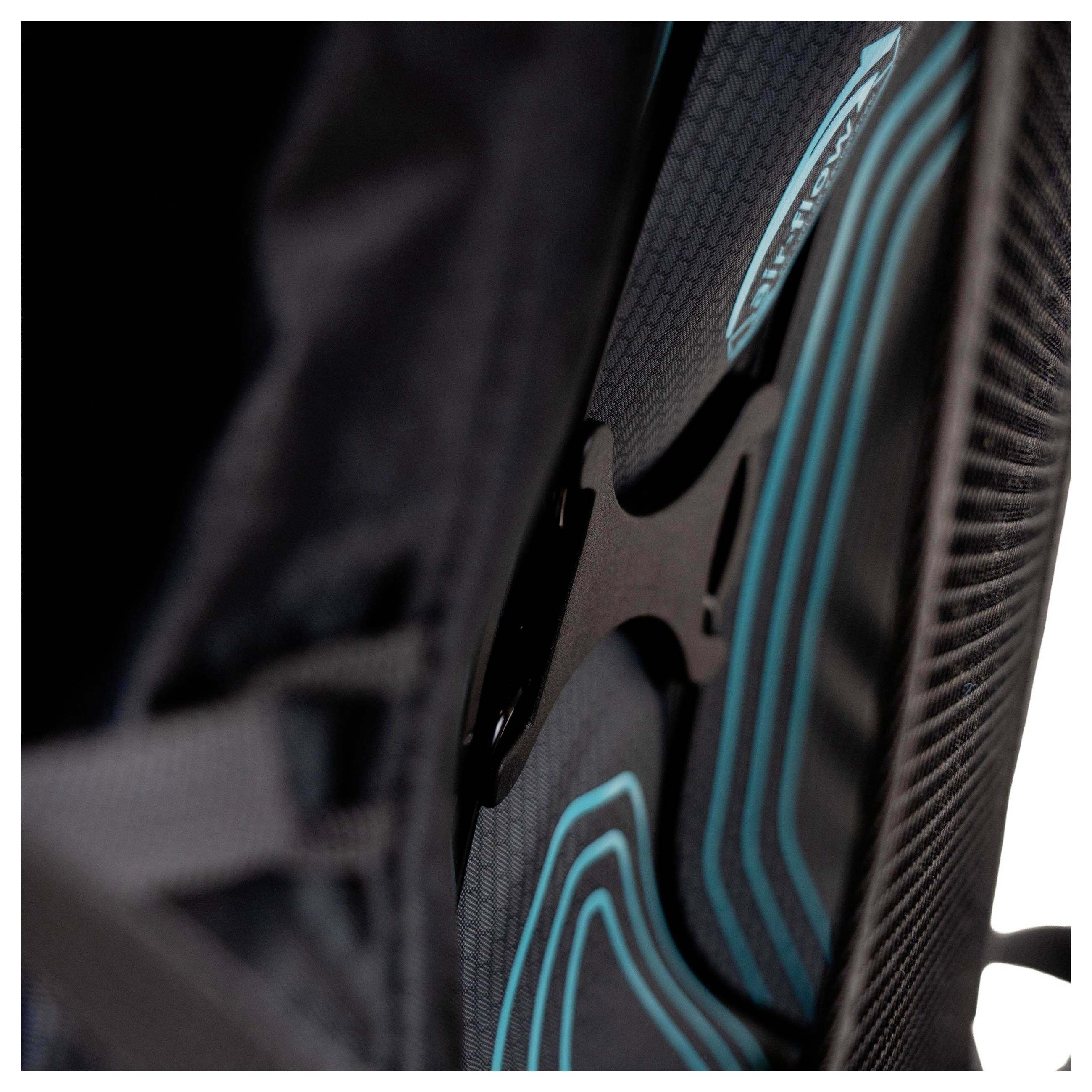 Eine Nahaufnahme der gepolsterten Rückseite eines Rucksacks mit ergonomischem Design und Akzenten in Blaugrün, die Komfort und Unterstützungstechnologie hervorhebt.