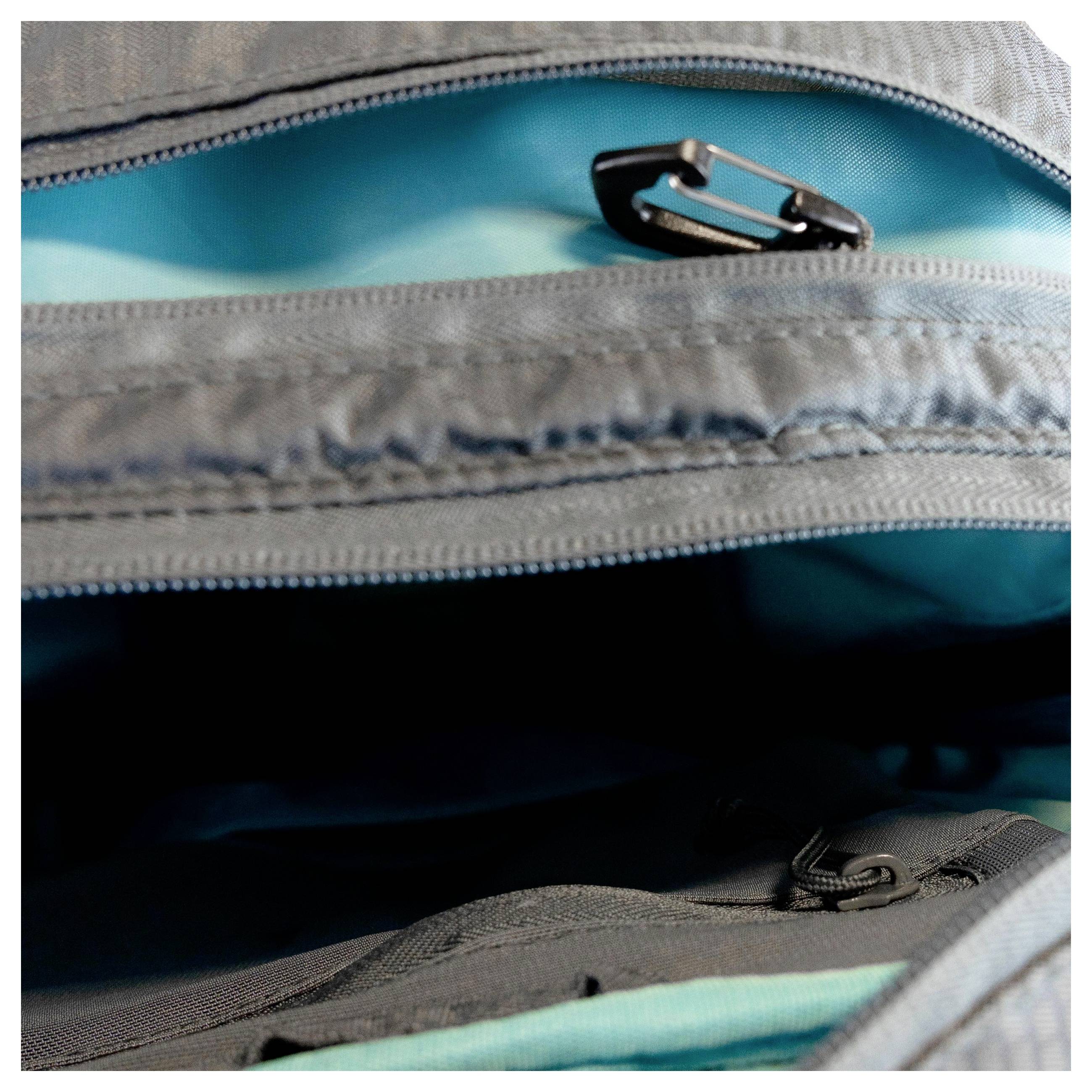 Schwarz-orange Wander-Rucksack mit Rückansicht und Riemen, ausgestattet mit verstellbaren Schultergurten, einem Hüftgurt und einem Hydrationsfach.