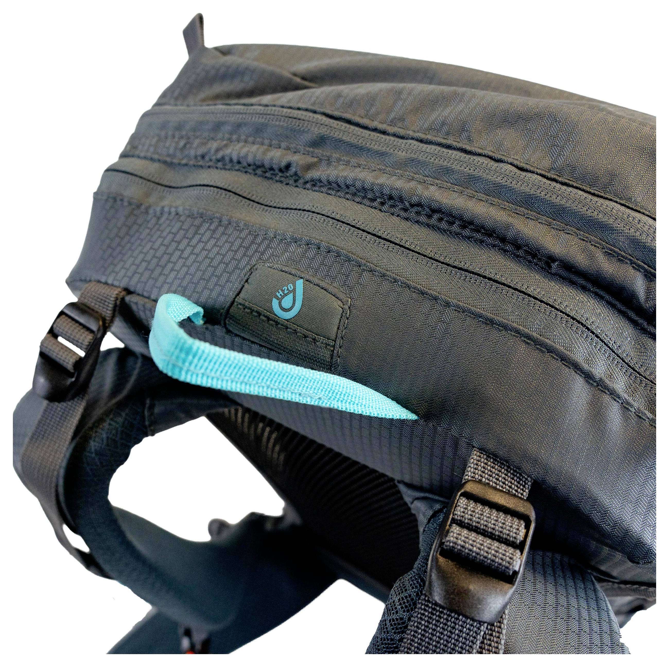 Eine Nahaufnahme eines schwarzen Rucksacks, die einen Reißverschluss mit einem blauen Schieber hervorhebt und seine Haltbarkeit und praktischen Designmerkmale zur Schau stellt.