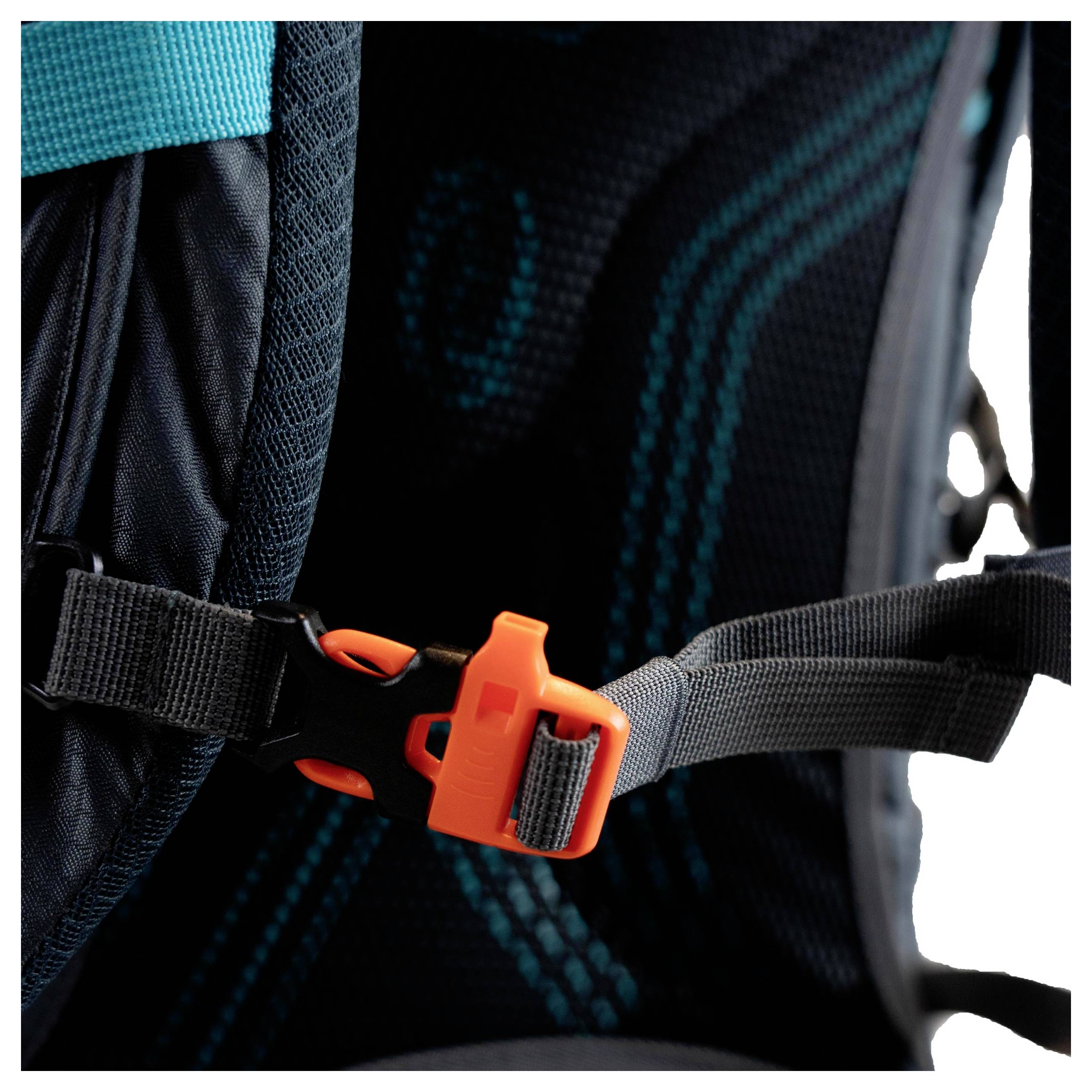 Eine Nahaufnahme einer orange-schwarzen Schnalle auf einem Rucksackgurt, die den Verschlussmechanismus und die Faserstruktur des Stoffes hervorhebt.