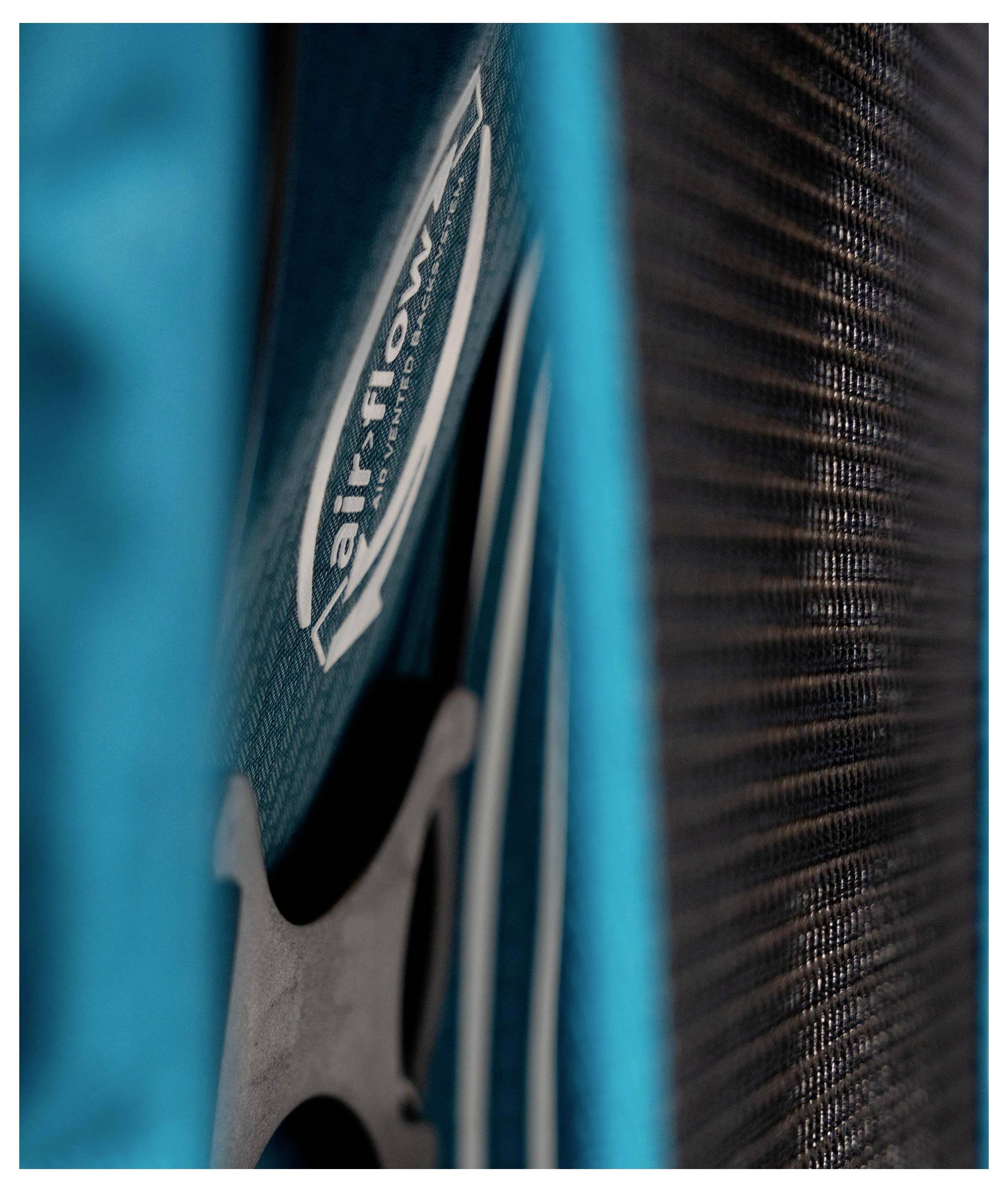 Nahaufnahme eines schwarzen Fahrradelrads vor einem blauen Rahmen mit der Bezeichnung 'airflow'.