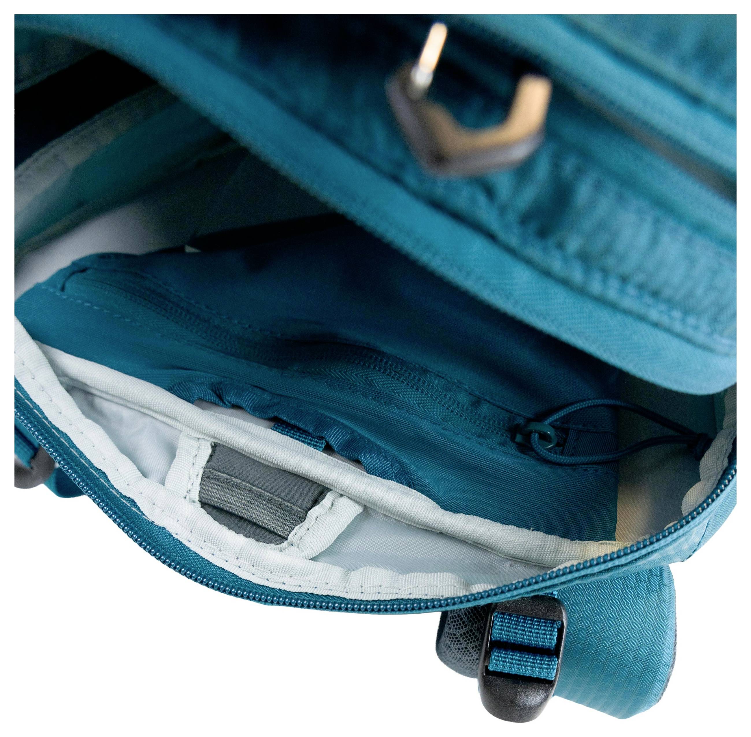 Ein großer, grün und orange Wander-Rucksack mit Seitentaschen und Kordelzugverschluss, mit der Bezeichnung 'Highlander'.