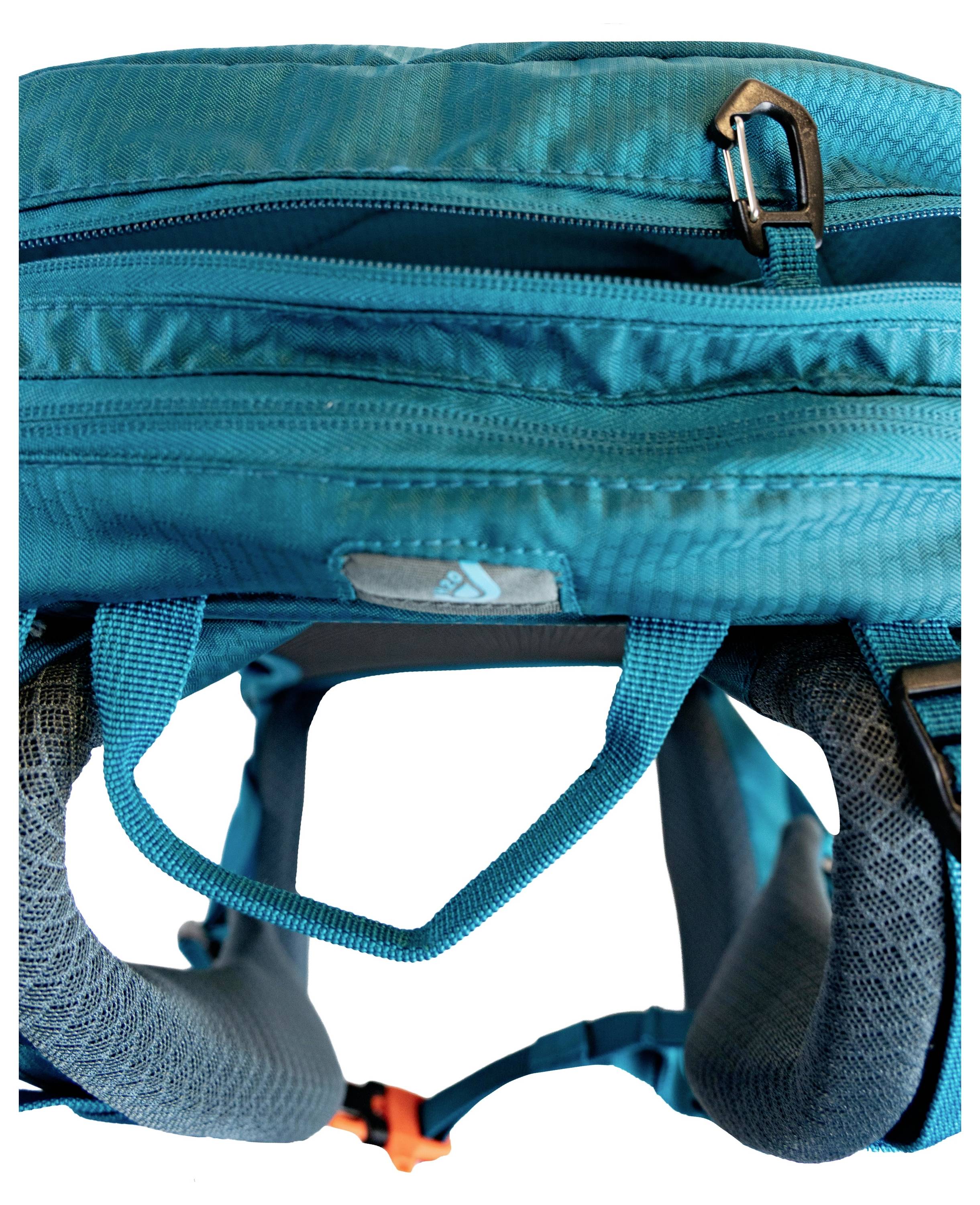 Ein türkisfarbener Rucksack von hinten betrachtet, mit verstellbaren gepolsterten Trägern und einem sicheren Reißverschluss oben mit reflektivem Logo.