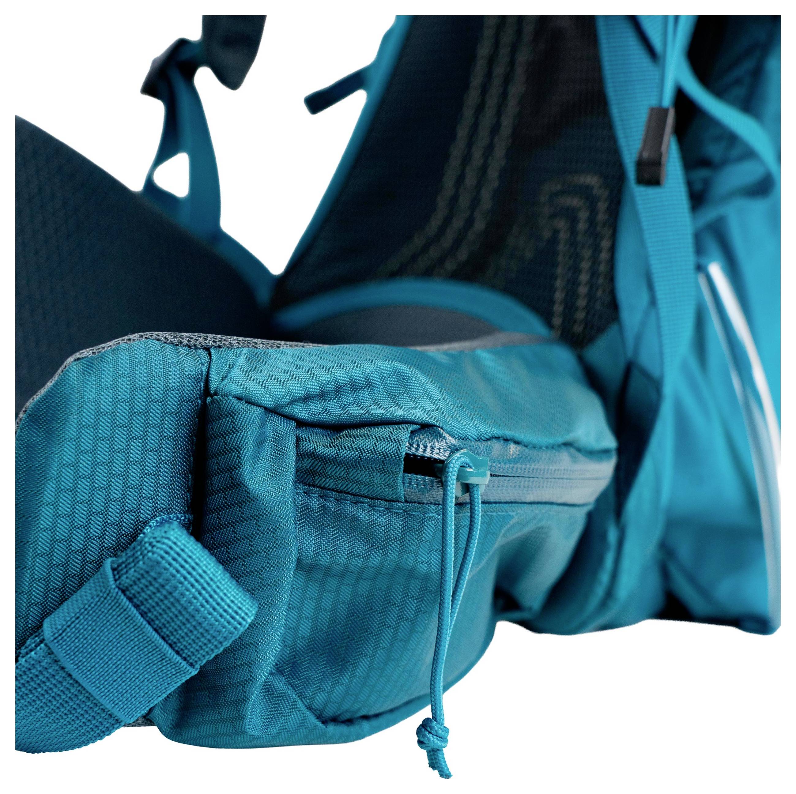 Ein blauer Rucksack mit einer vorderen Reißverschlusstasche und verstellbaren Riemen. Der Stoff hat eine subtile Streifenstruktur.