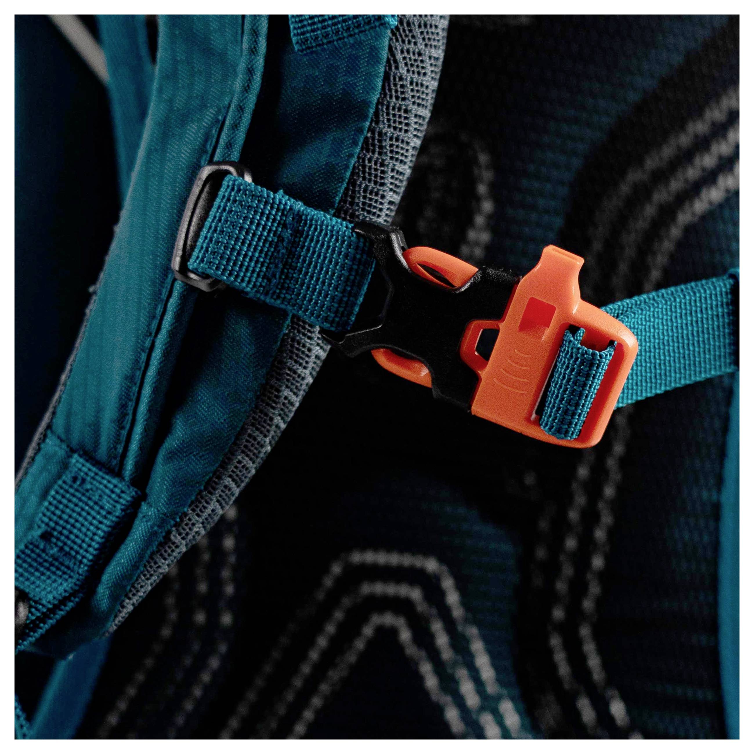 Dreifach-Steckdose mit weißem Rahmen, mit drei abgewinkelten Steckplätzen. Das Design ermöglicht mehrere Steckkonfigurationen.