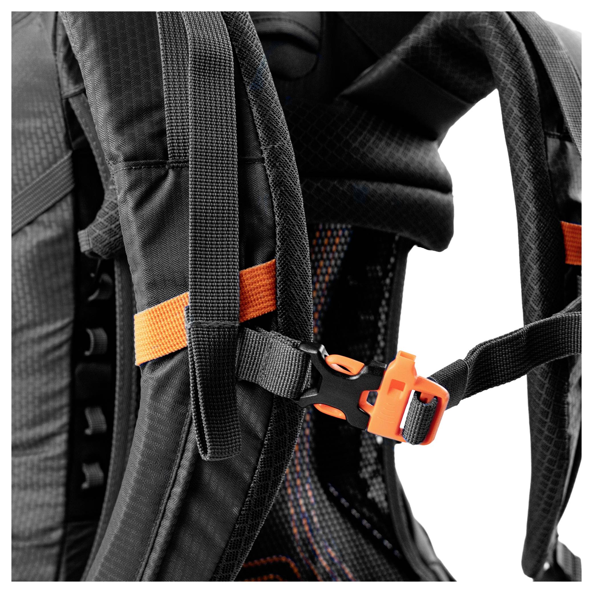 Nahaufnahme eines schwarzen Rucksackgurts mit einer orangefarbenen Schnalle und Mesh-Polsterung, die seine Haltbarkeit und ergonomischen Designmerkmale hervorhebt.