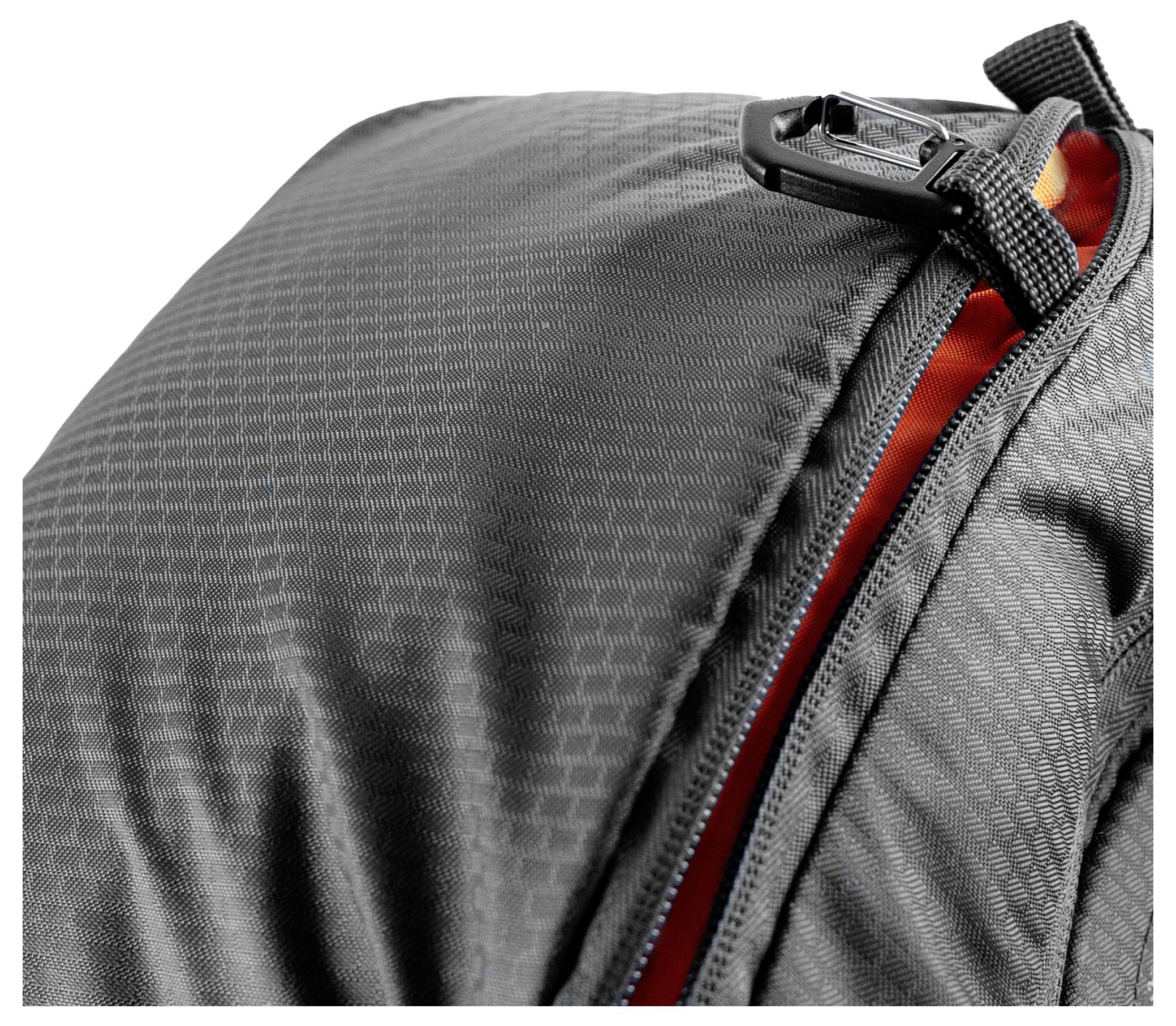 Nahaufnahme eines Rucksacks mit strukturiertem grauem Stoff, orangefarbenem Innenfutter und einer Kunststoffschnalle an der Reißverschlussnaht.