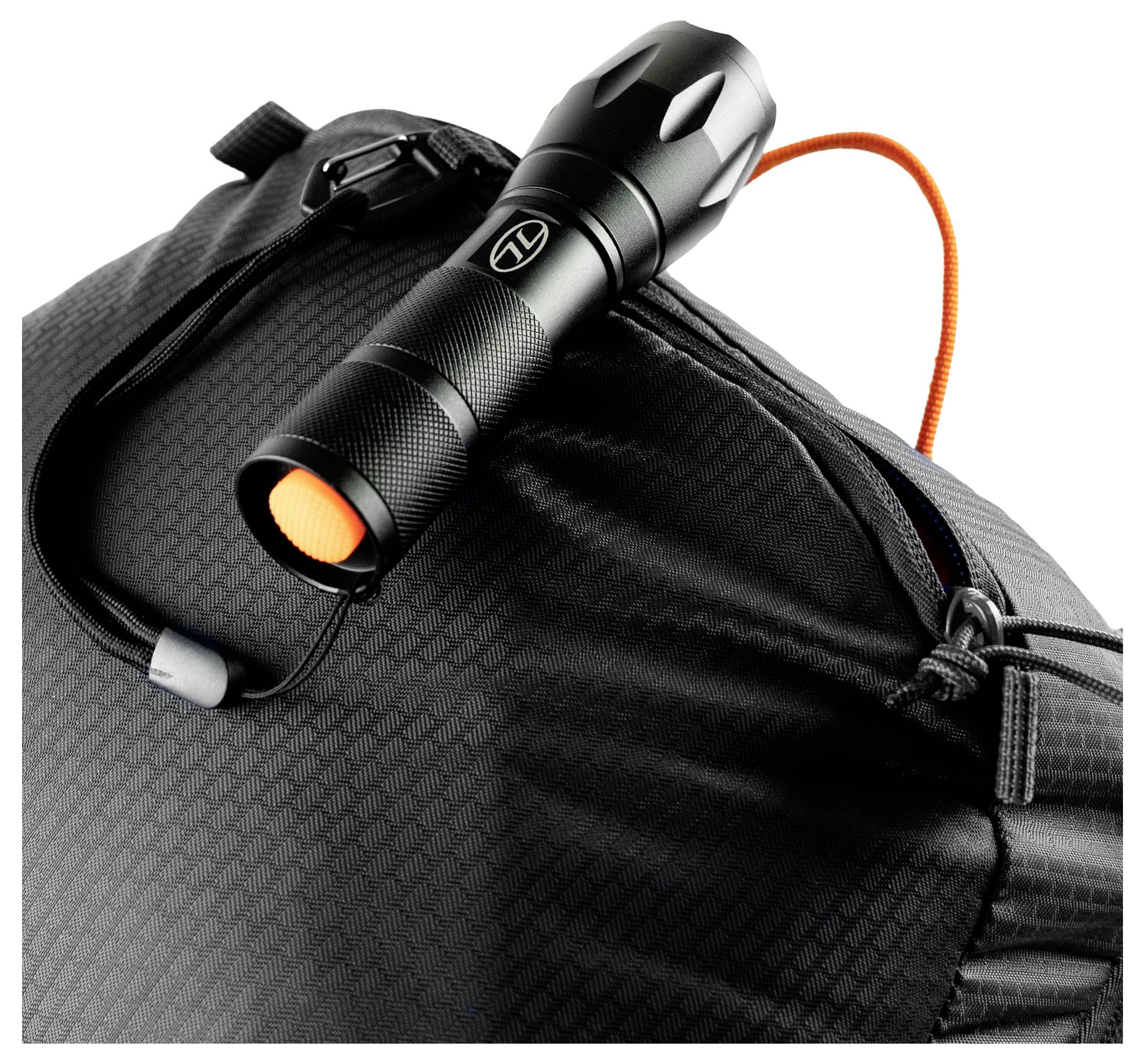 Eine schwarze Taschenlampe mit einem orangefarbenen Knopf ist an einer schwarzen Tasche befestigt und hebt Tragbarkeit und Benutzerfreundlichkeit hervor.