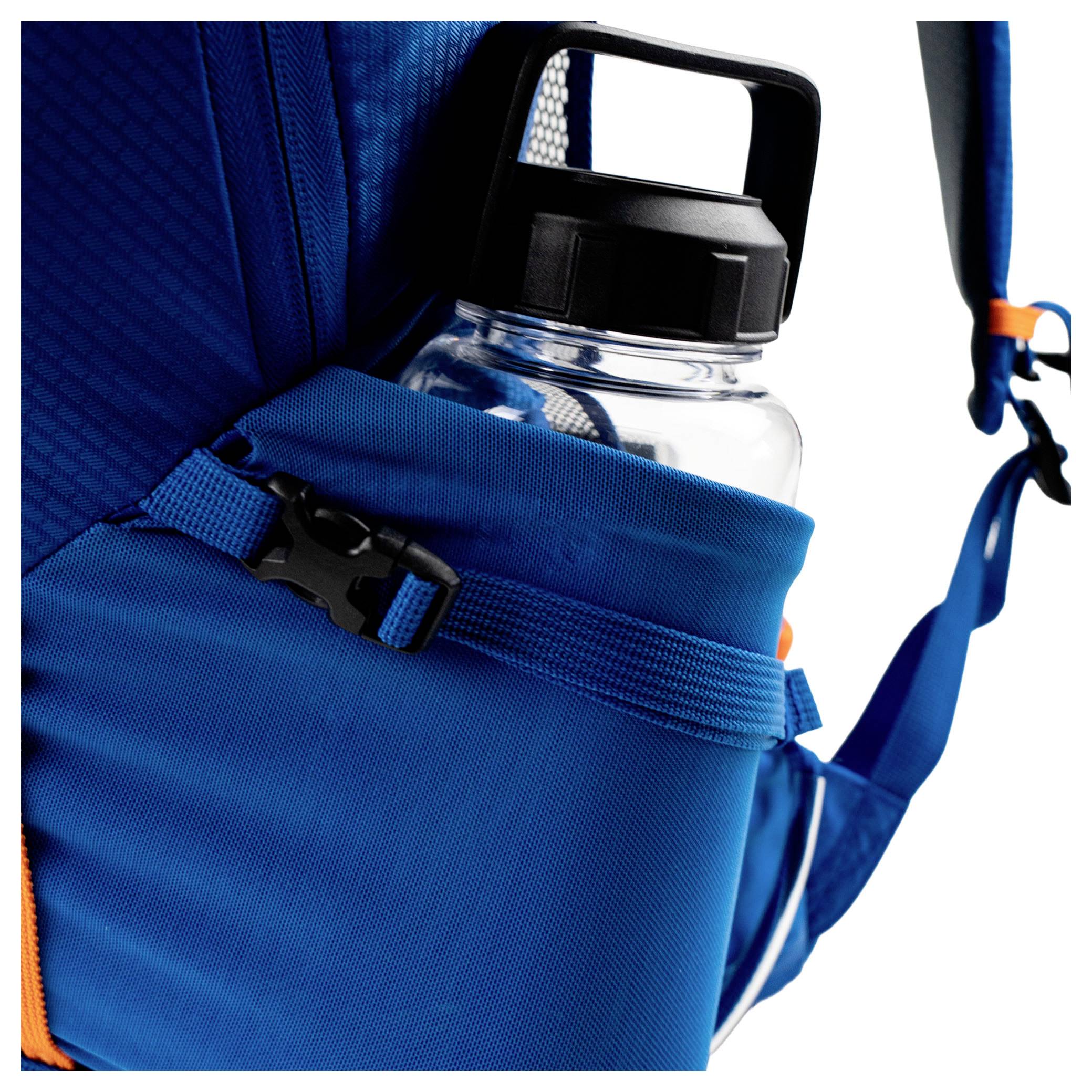 Eine schwarz-silberne Steckerleiste mit acht Steckdosen, mit einem schwarzen Stecker und Kabel, die sich von einem Ende erstrecken.