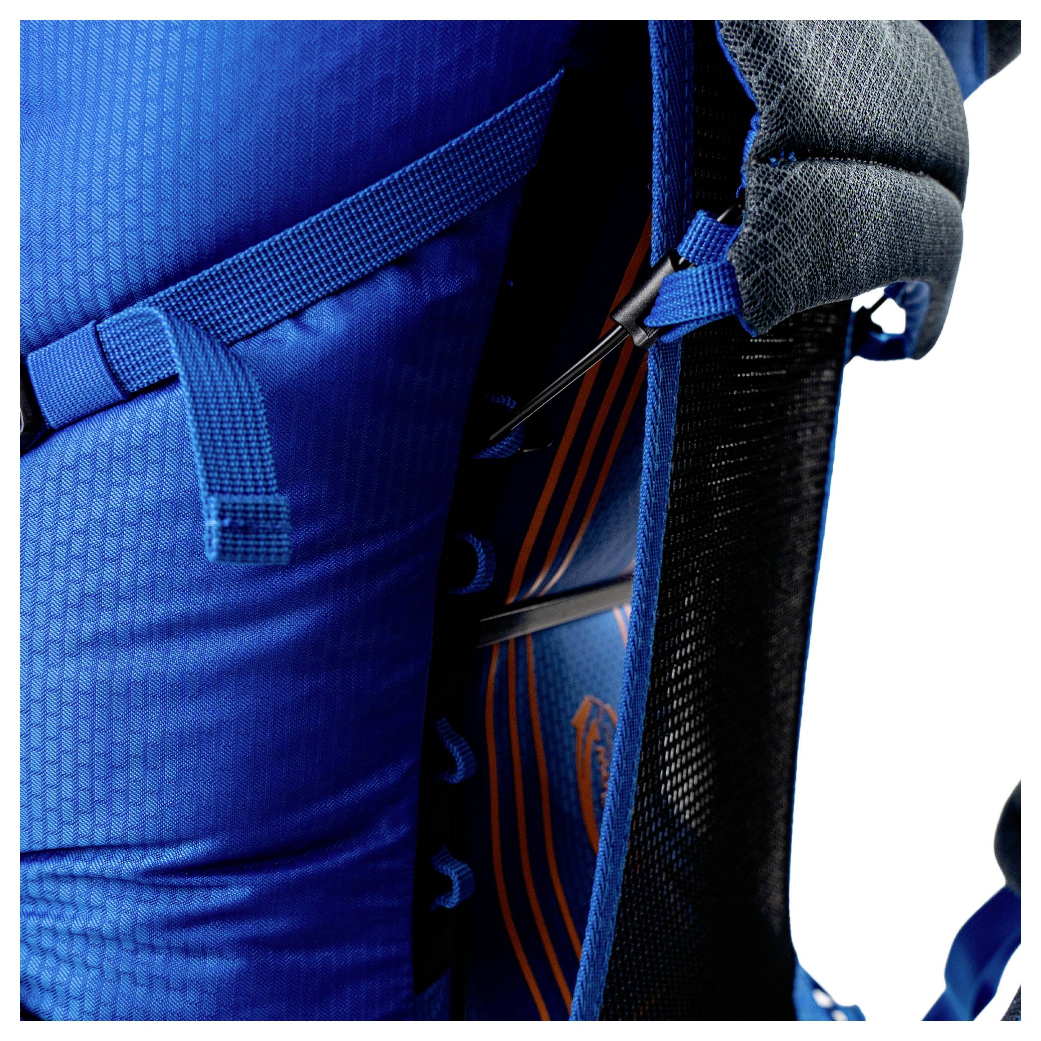 Eine Nahaufnahme der verstellbaren Schultergurte eines blauen Rucksacks mit gepolstertem Netzfutter und orangefarbener Kunststoffschnalle zur Befestigung für einen sicheren Sitz.