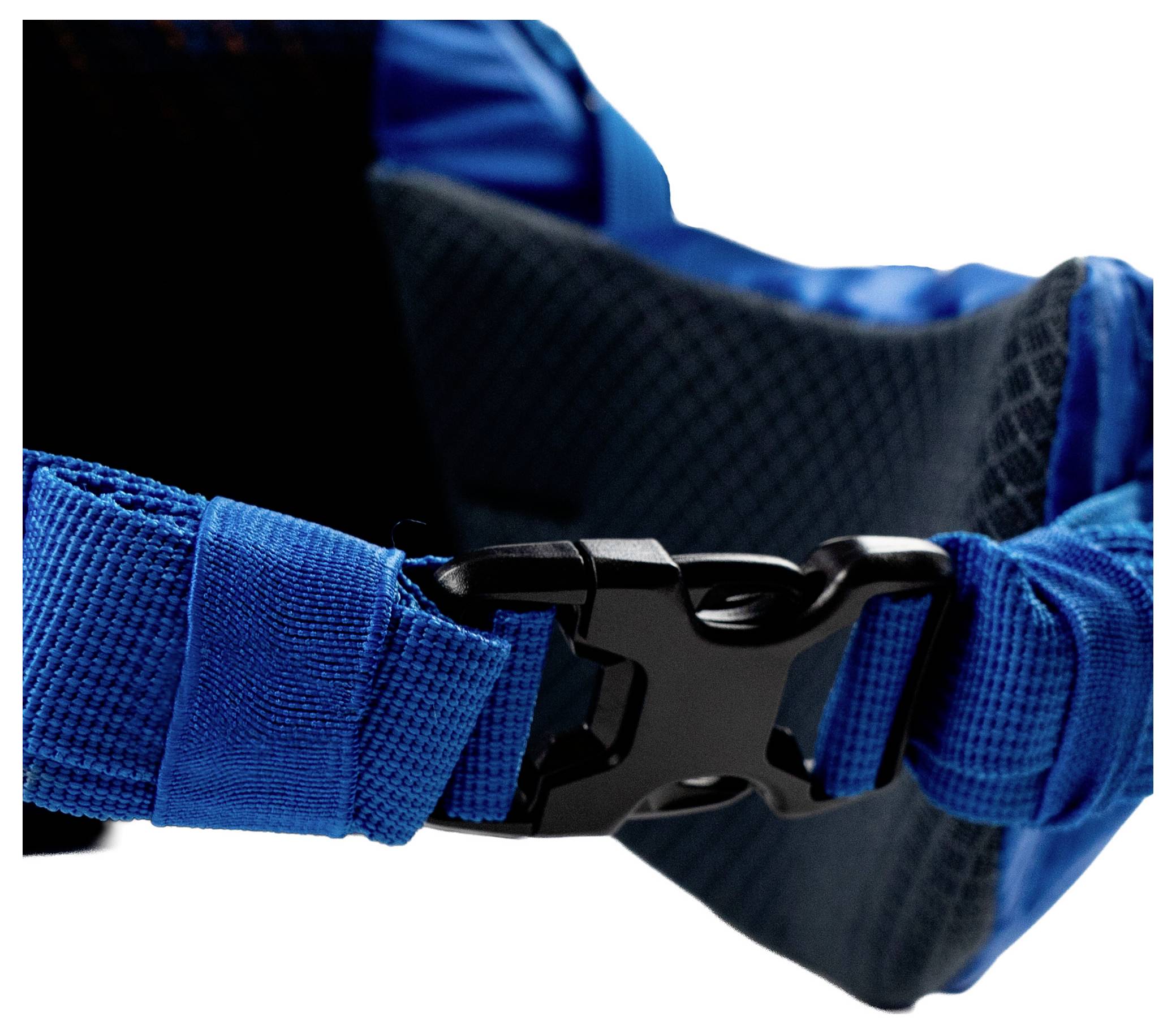 Nahaufnahme eines blauen Stoffgurtes mit einer Kunststoffschnalle, wahrscheinlich Teil eines Rucksacks oder einer Tasche, die den Verschlussmechanismus im Detail zeigt.