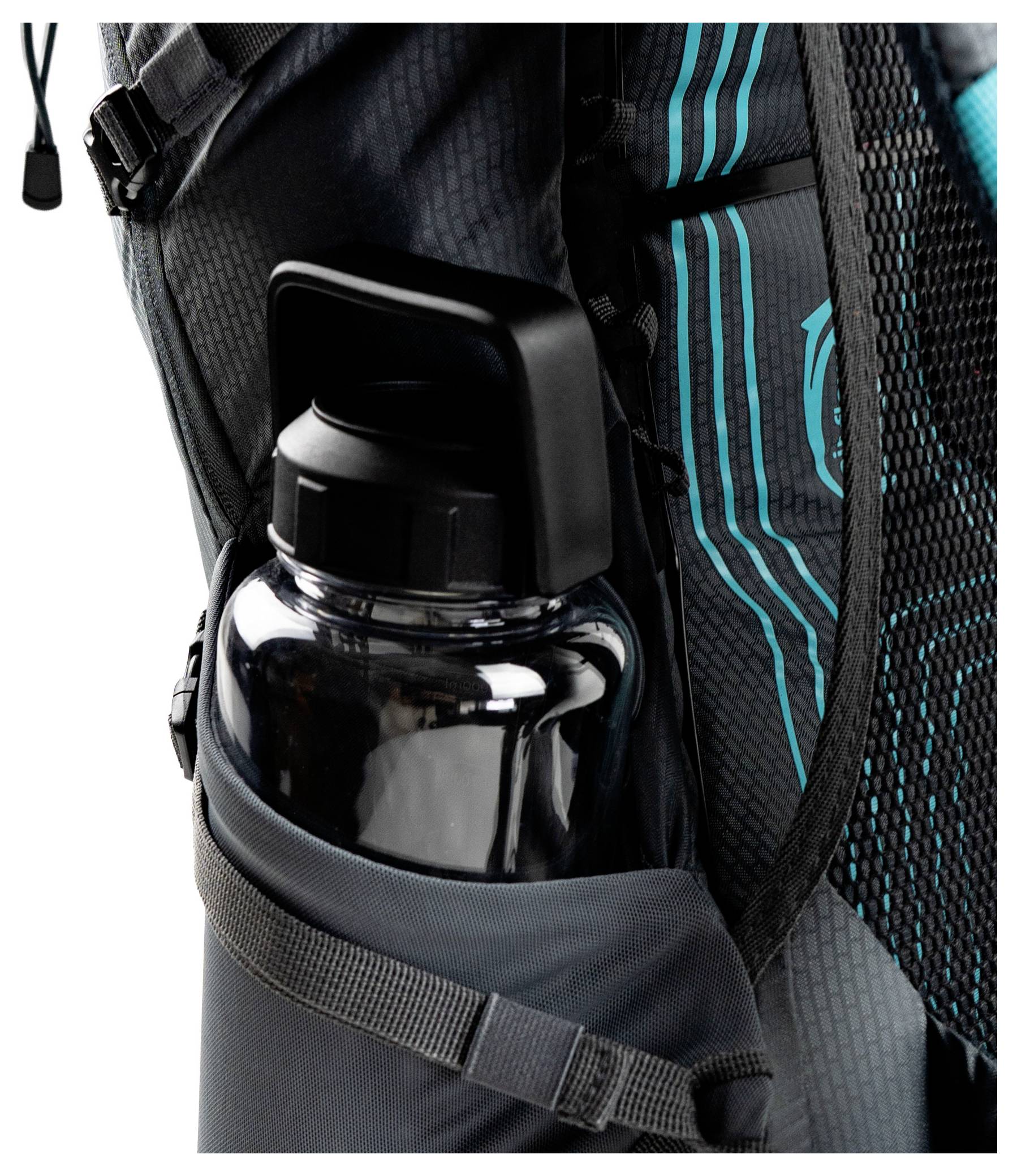 Seitentasche des Rucksacks mit einer großen Wasserflasche mit schwarzem Deckel, daneben sichtbare blau gestreifte Polsterung an der Seite des Rucksacks.
