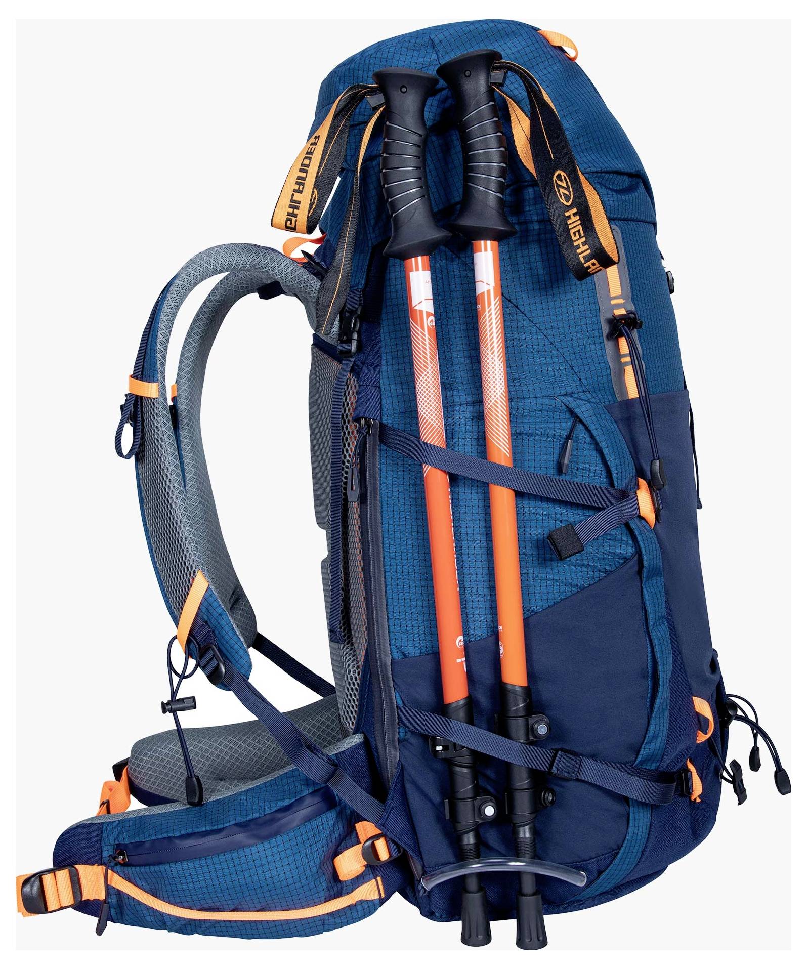Ein blauer Wanderrucksack mit orangefarbenen Details, ausgestattet mit Trekkingstöcken, die an den seitlichen Trägern befestigt sind.
