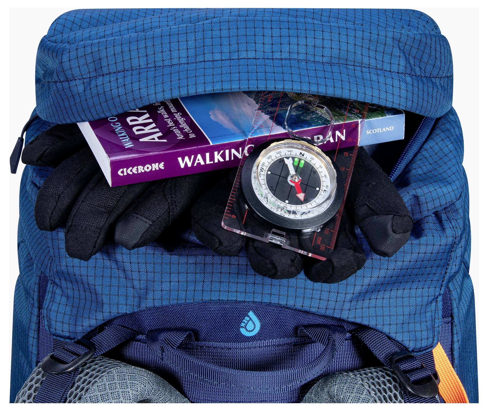 Ein blauer Wanderrucksack mit offener Oberseite, in dem eine Karte, ein Kompass und Handschuhe sichtbar sind.