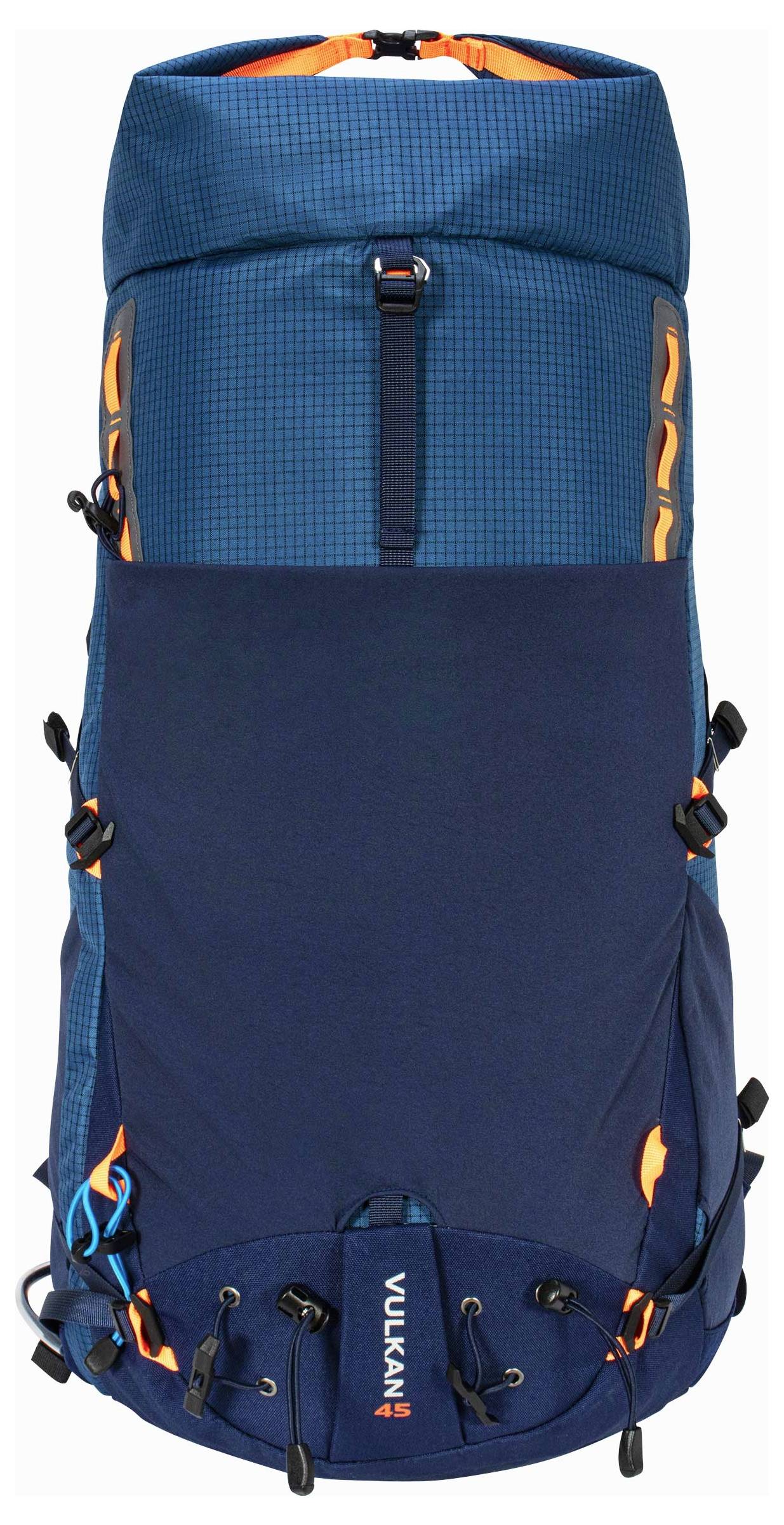 Ein blauer und marineblauer Wanderrucksack mit orangefarbenen Akzenten, mit mehreren verstellbaren Riemen und Taschen für Outdoor-Ausrüstung.