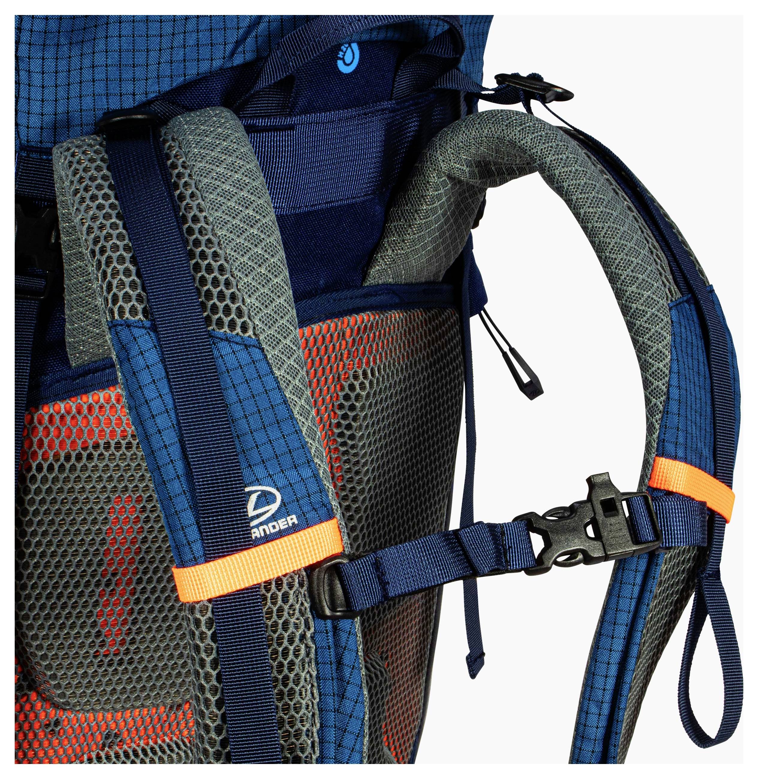 „Nahaufnahme eines Rucksack-Gurtsystems mit verstellbaren Schnallen, Netzpolsterung und blau-oranger Farbgebung.