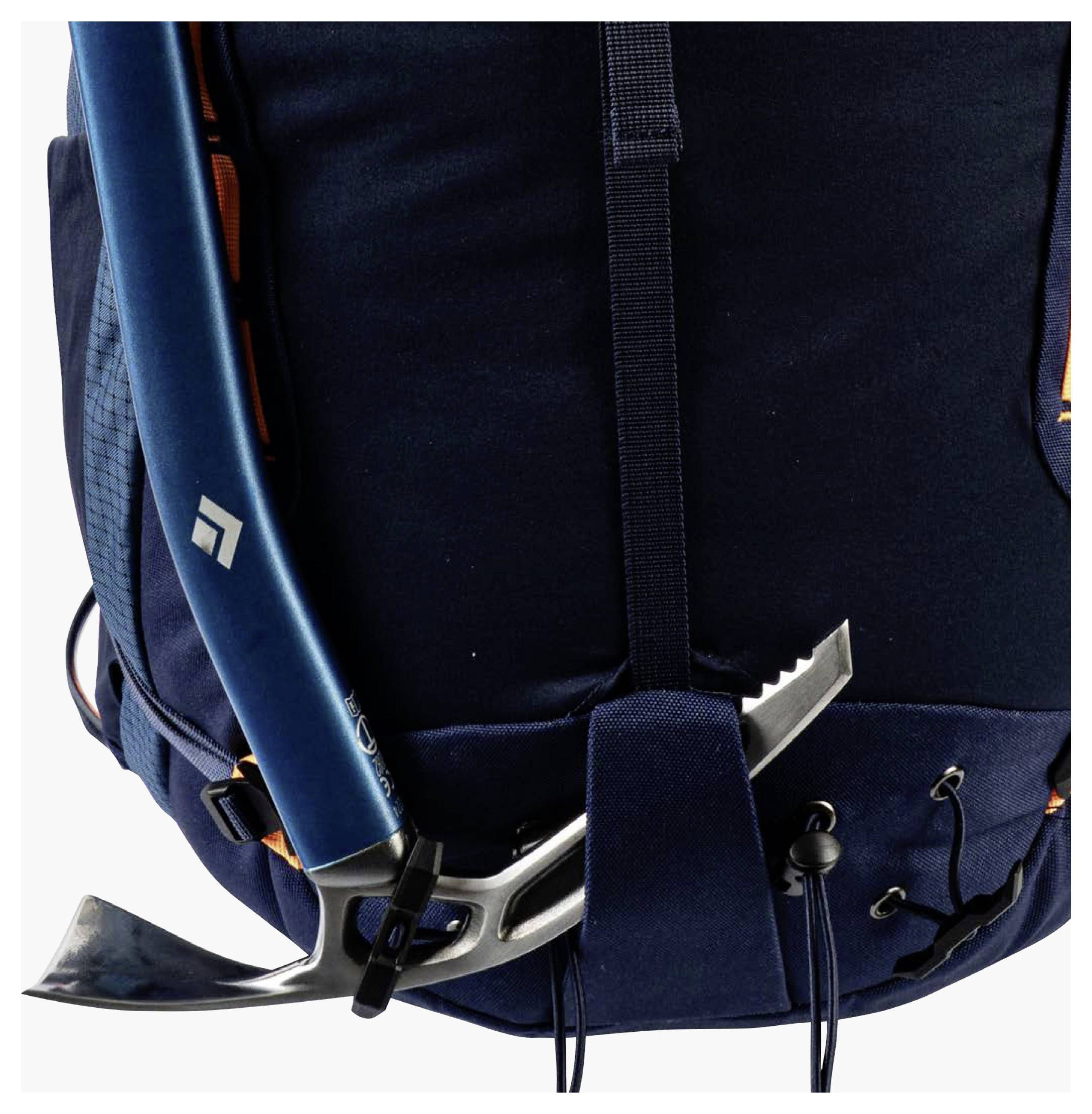 Eine Nahaufnahme eines grauen Rucksacks, der eine teilweise geöffnete vordere Tasche mit Gummizügen und ein leuchtendes blaues Etikett an der Seite zeigt.
