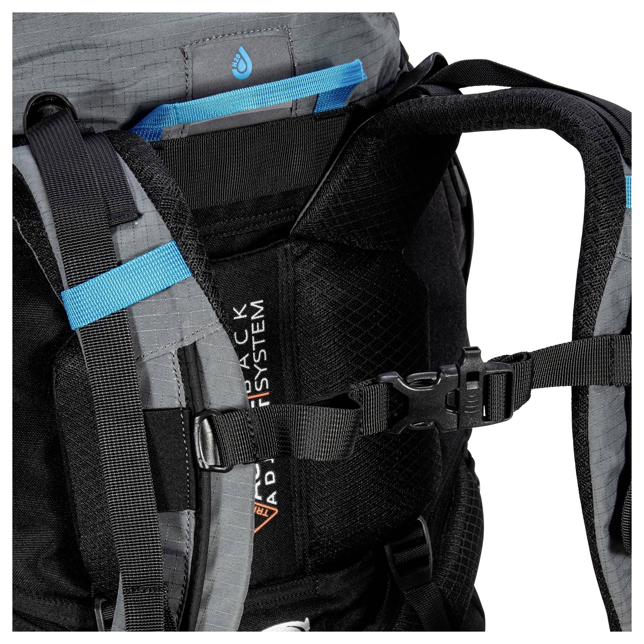 Nahaufnahme eines schwarzgrauen Rucksacks mit verstellbaren Riemen und blauem Akzent. Verfügt über Belüftungspolsterung und ein Hydratationssystem-Abzeichen.