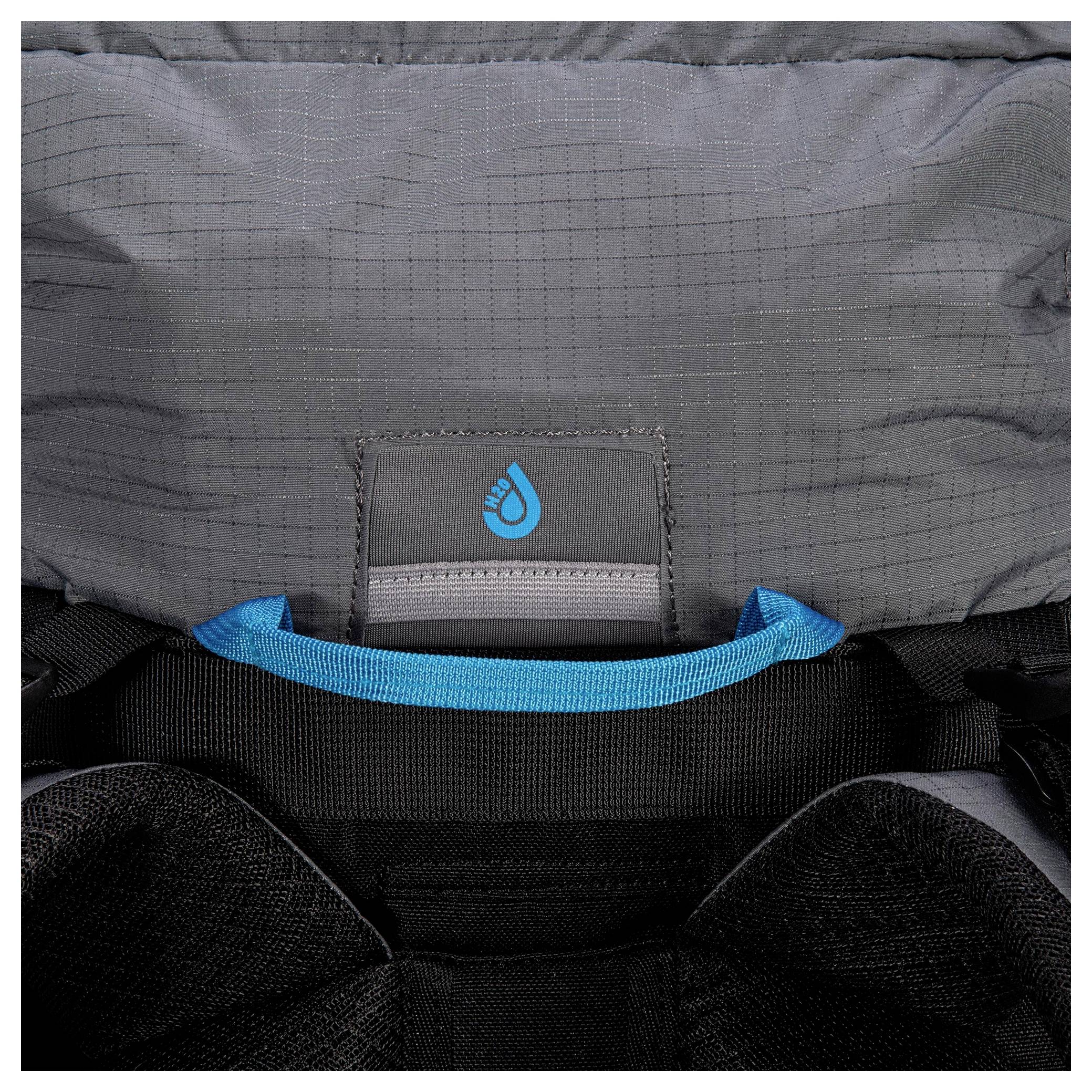 Ein dunkelgraues Textil mit gestepptem Muster und blauer Einfassung, das in der Mitte ein kleines Logo in Form eines Wassertropfens aufweist.