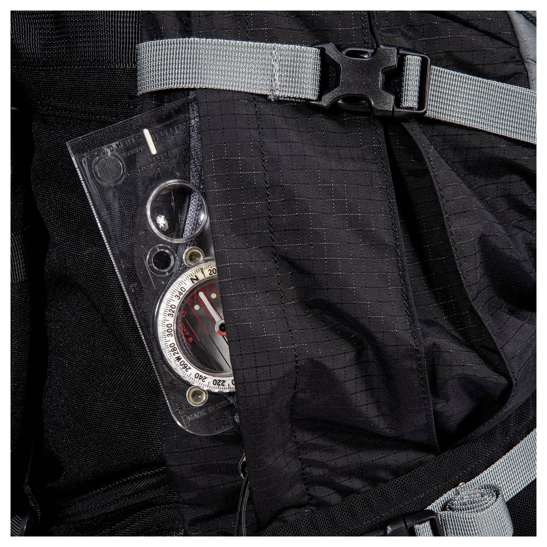 Offener grau und orange Rucksack mit Kordelzugverschluss und oberer Fachklappe mit schwarzen Verschlüssen auf jeder Seite.