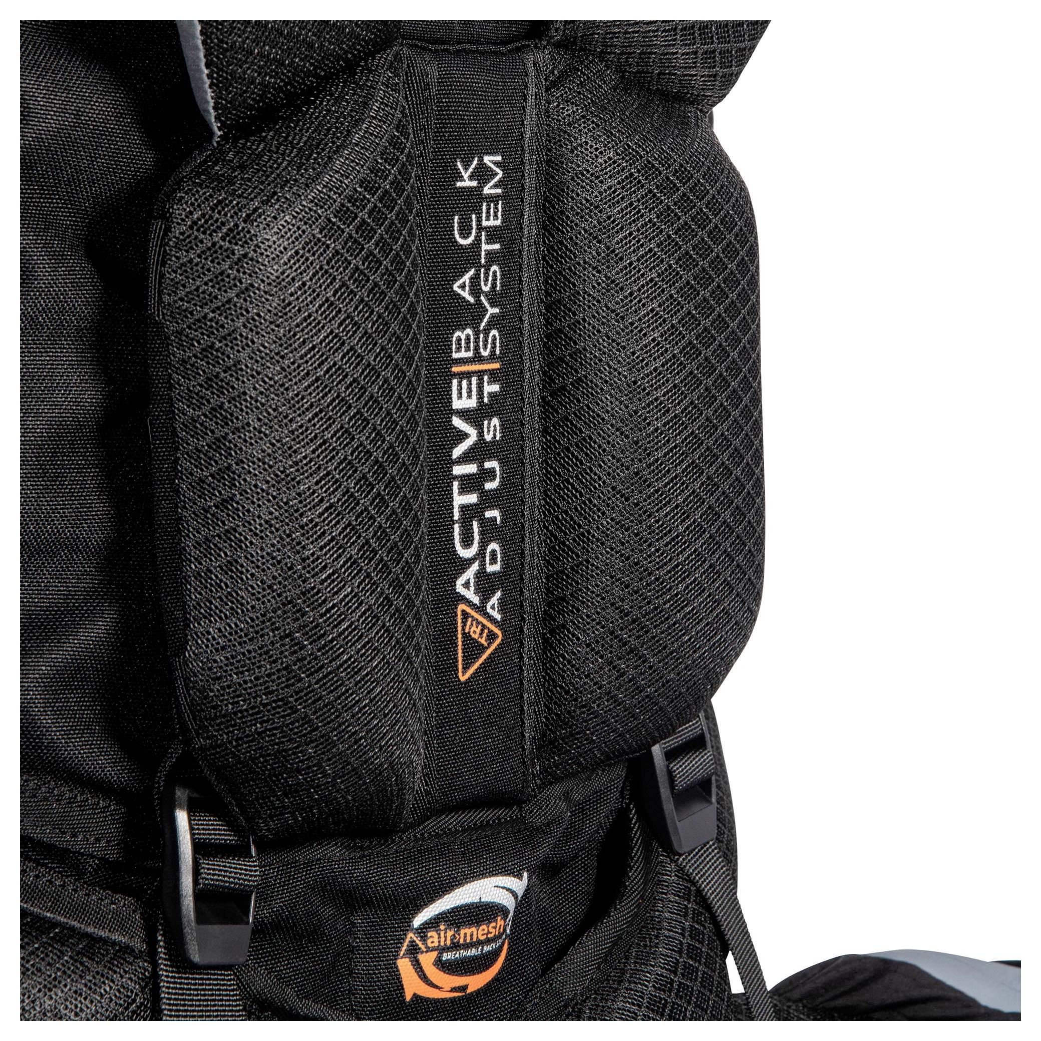 Nahaufnahme eines Rucksacks mit der Aufschrift „Active Back Adjust System